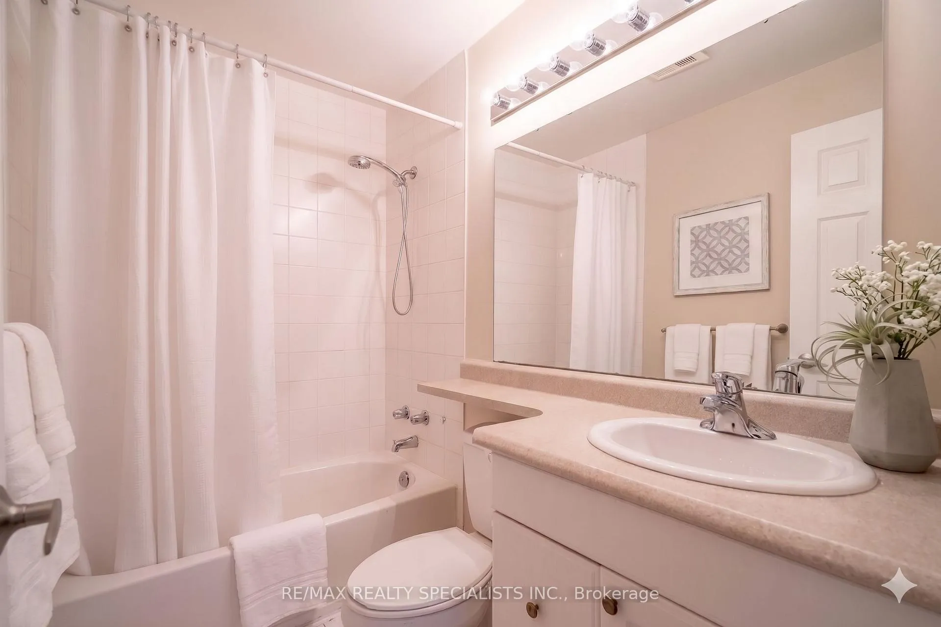 Photo 7 of Unit 219, 193 Lake Driveway Drive, Ajax, South West — HOMEH