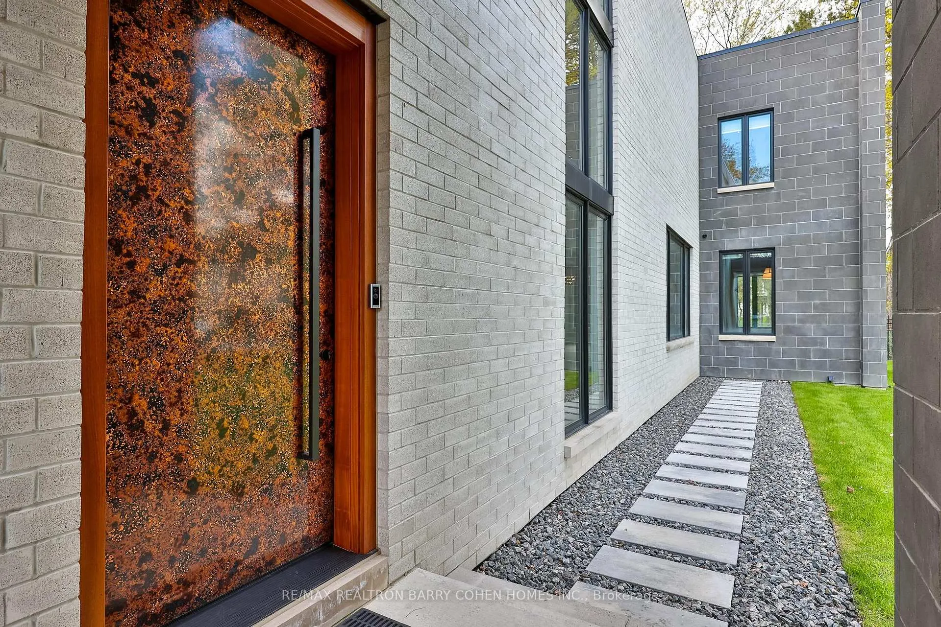 Photo 2 of 4 Sunflower Court, Markham, Bayview Glen — HOMEH