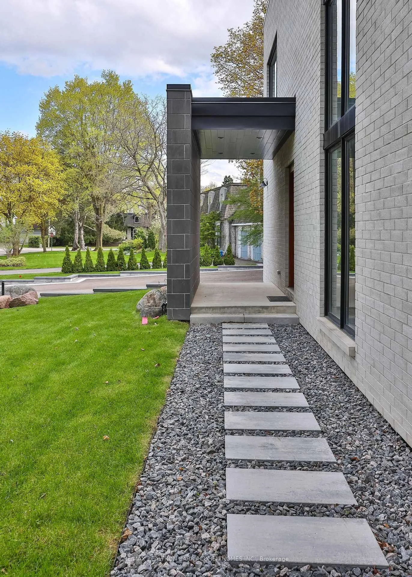 Photo 3 of 4 Sunflower Court, Markham, Bayview Glen — HOMEH