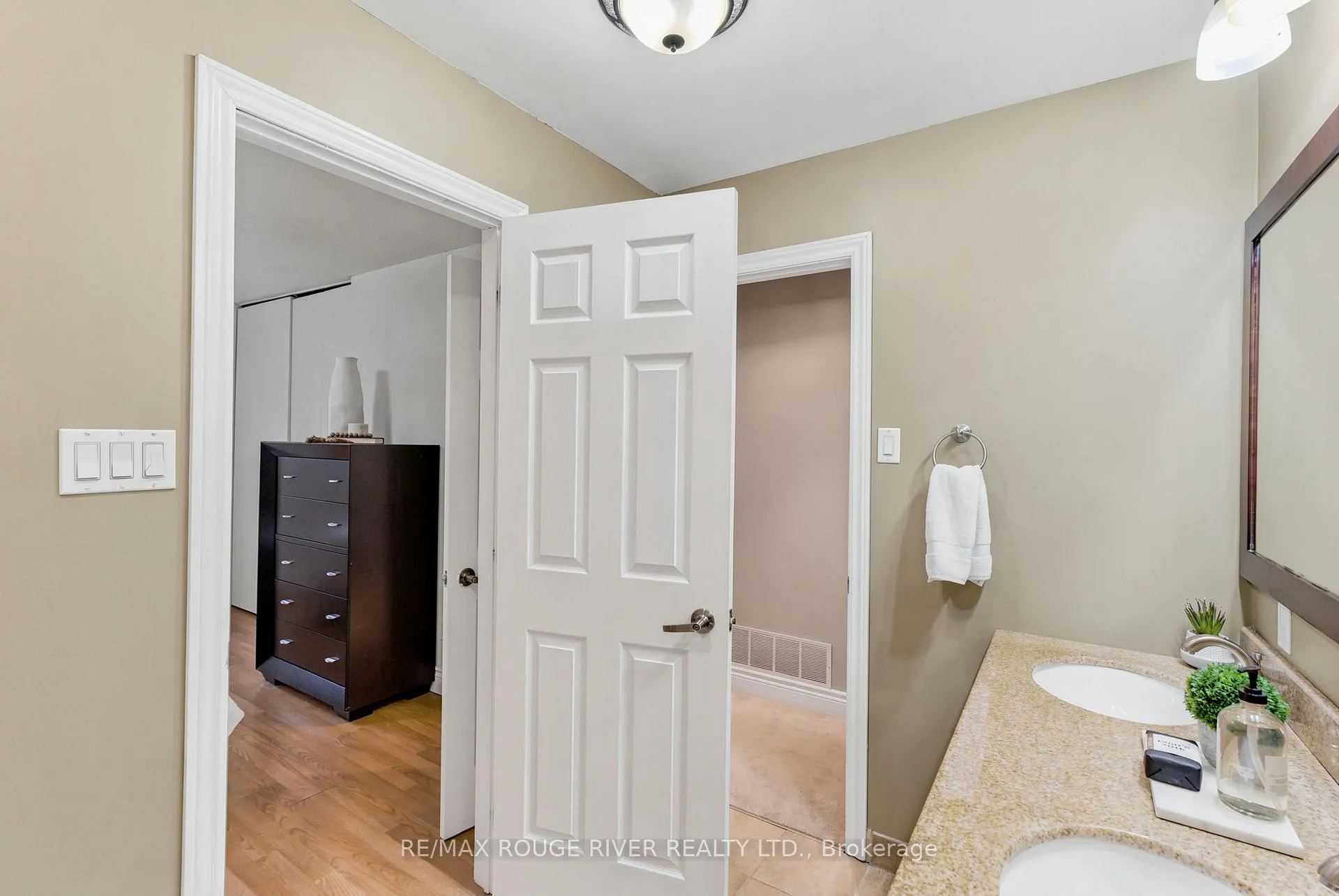 Photo 12 of 1125 Byron Street S, Whitby, Downtown Whitby — HOMEH