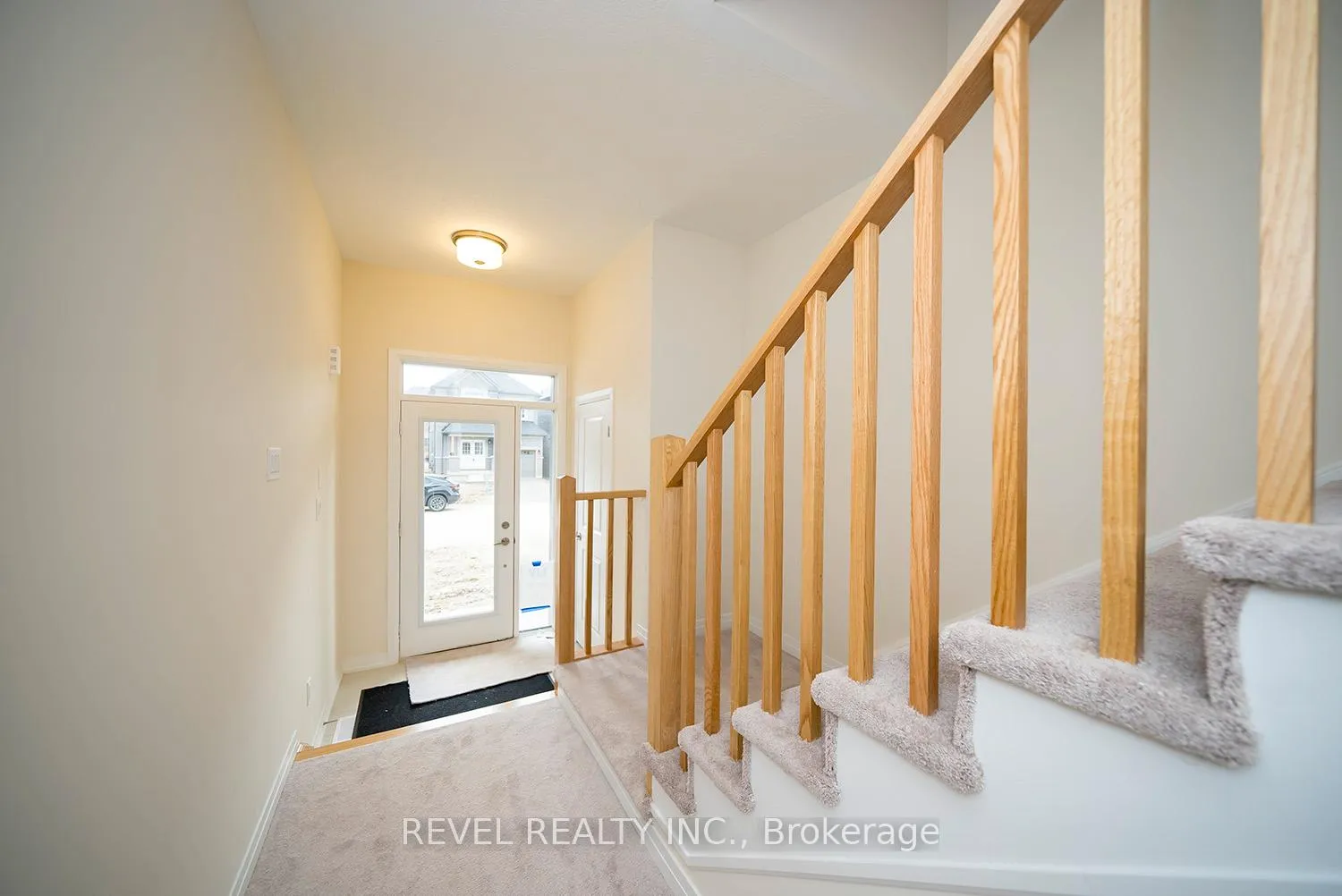 Photo 2 of 31 Wakeling Drive, Brantford — HOMEH