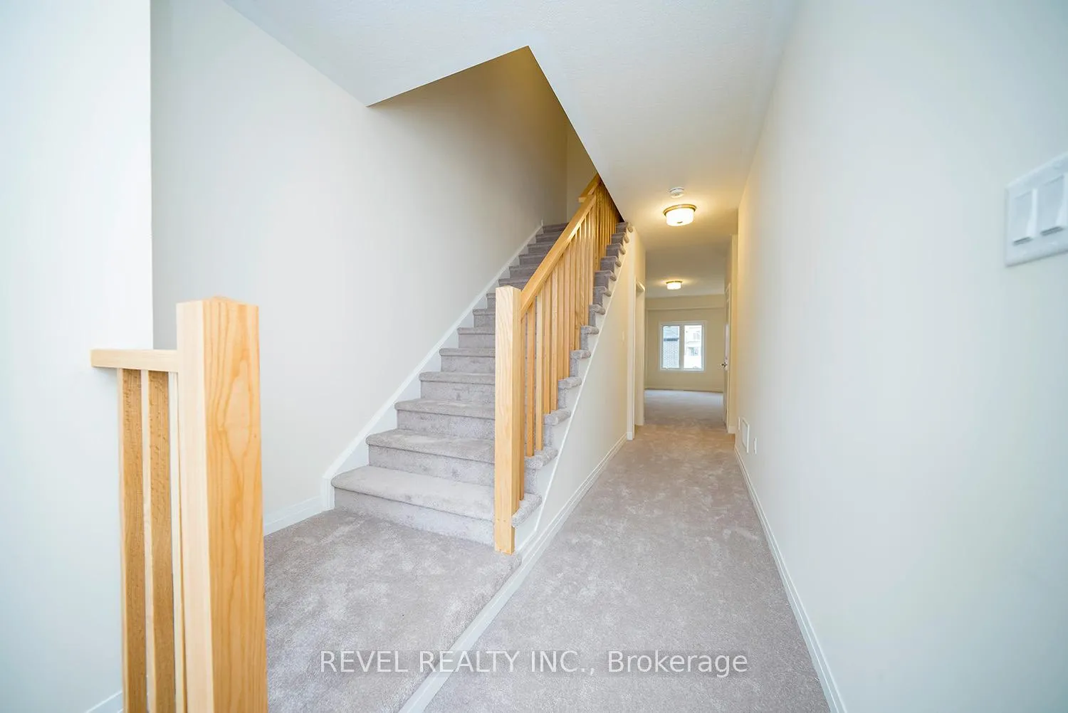 Photo 3 of 31 Wakeling Drive, Brantford — HOMEH