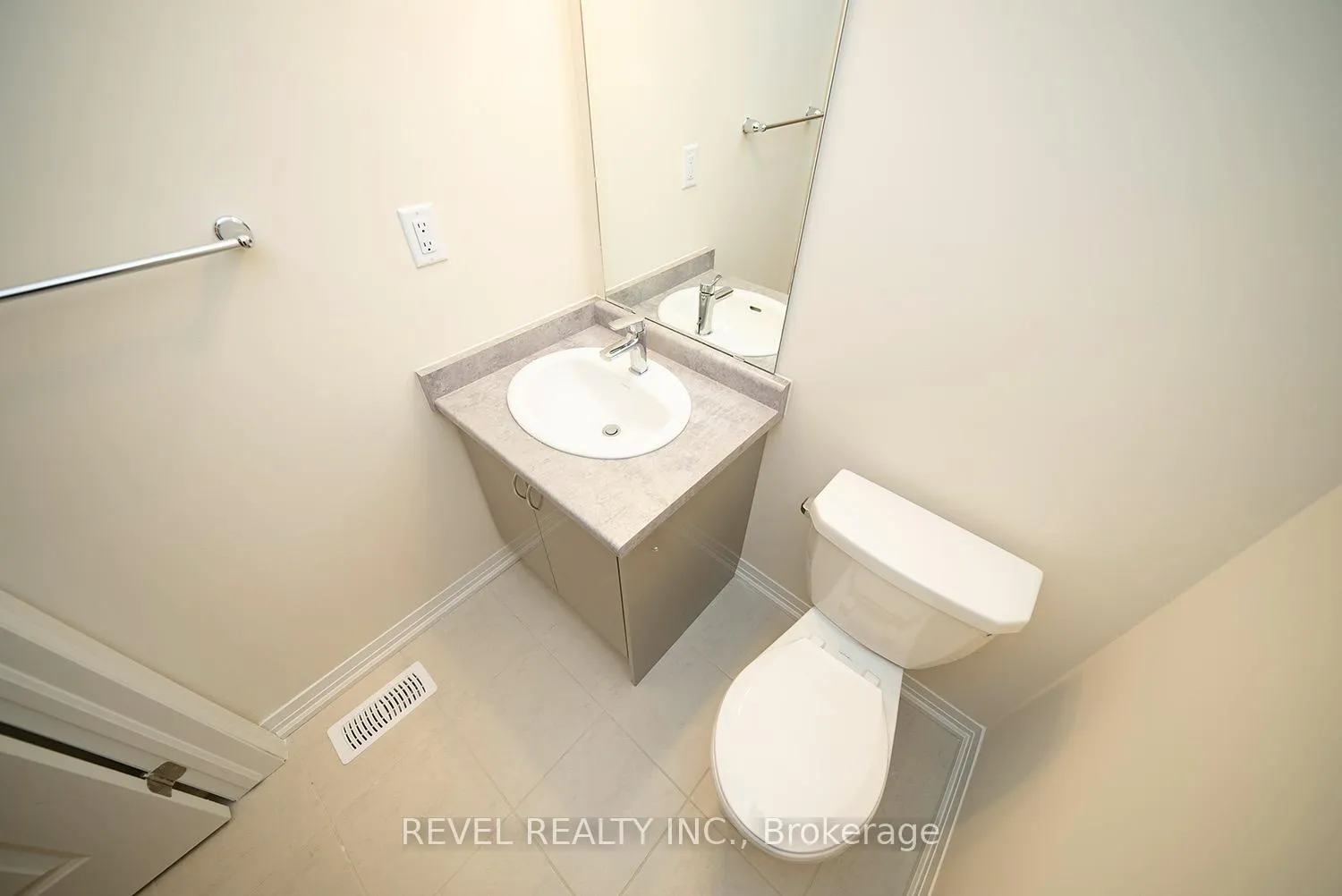 Photo 5 of 31 Wakeling Drive, Brantford — HOMEH