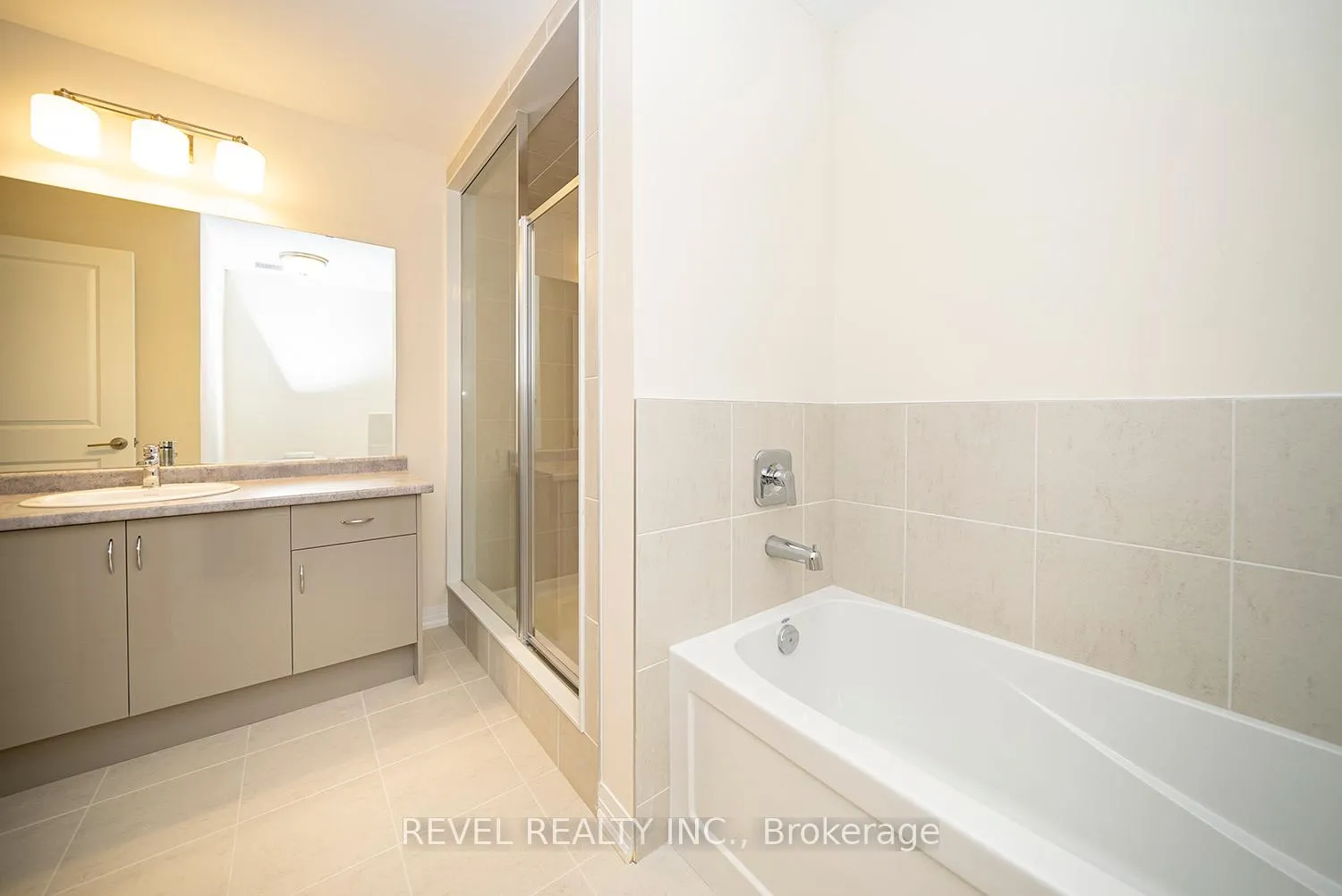 Photo 17 of 31 Wakeling Drive, Brantford — HOMEH