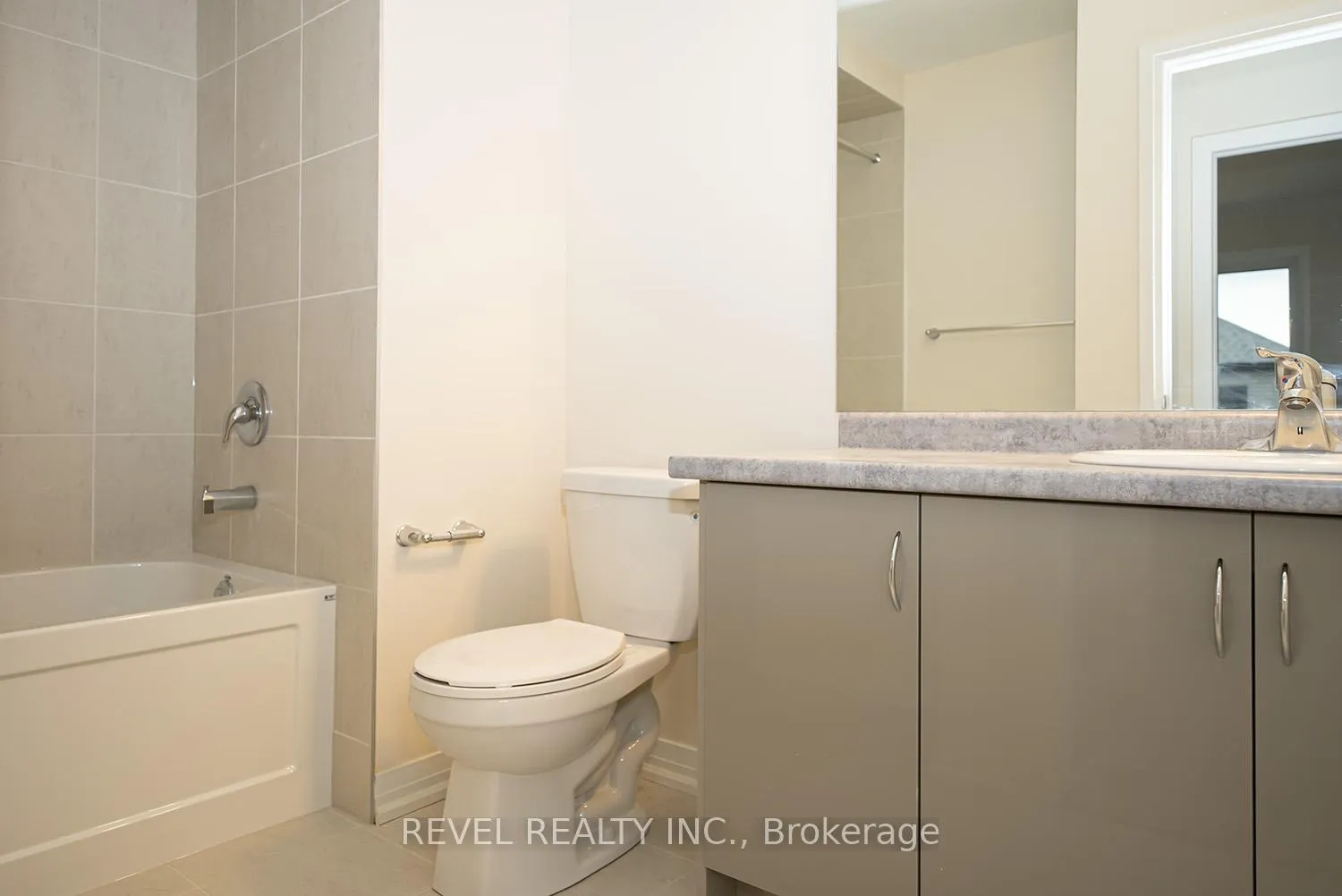 Photo 24 of 31 Wakeling Drive, Brantford — HOMEH