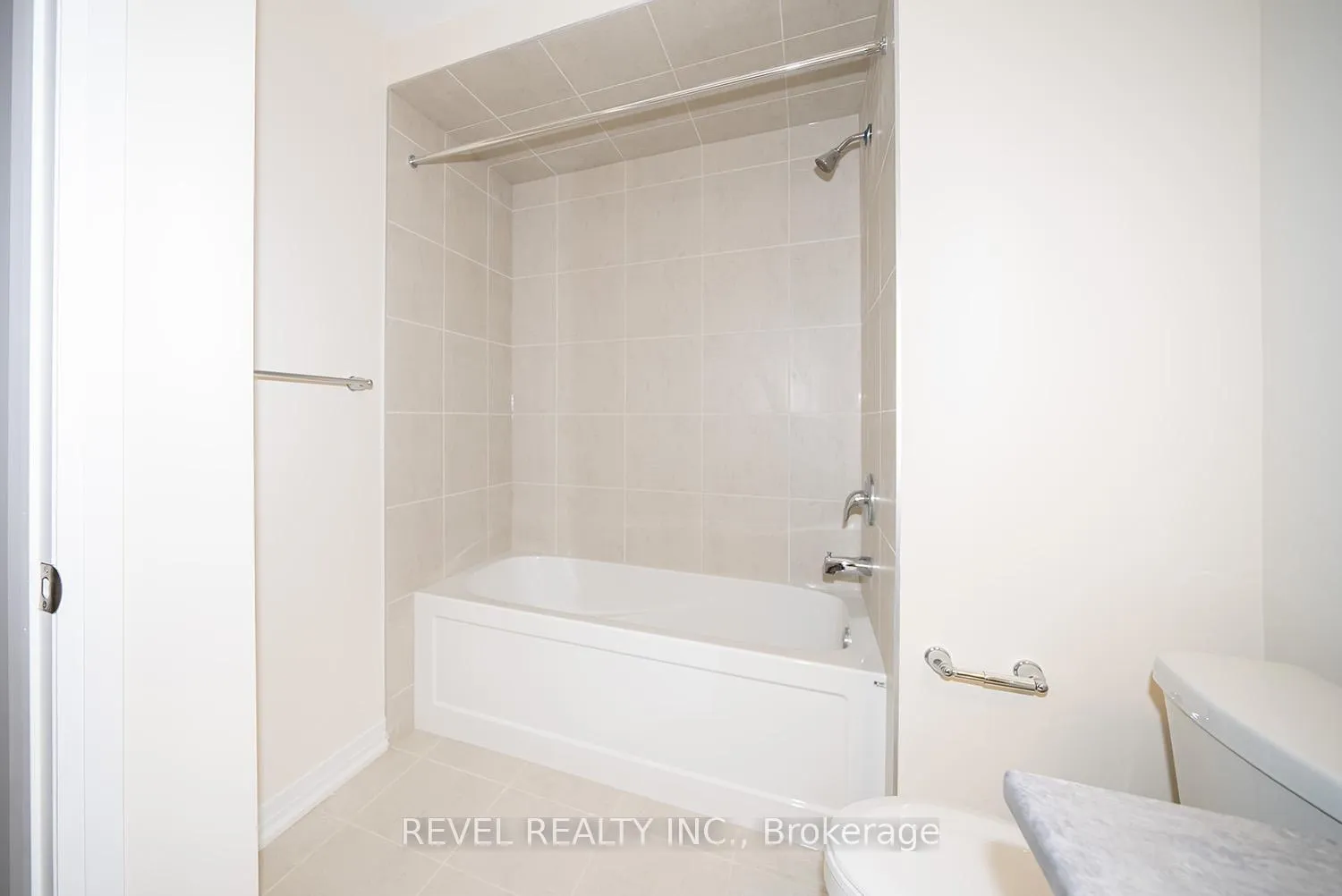 Photo 25 of 31 Wakeling Drive, Brantford — HOMEH