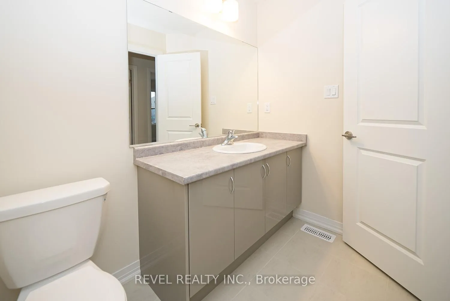 Photo 26 of 31 Wakeling Drive, Brantford — HOMEH