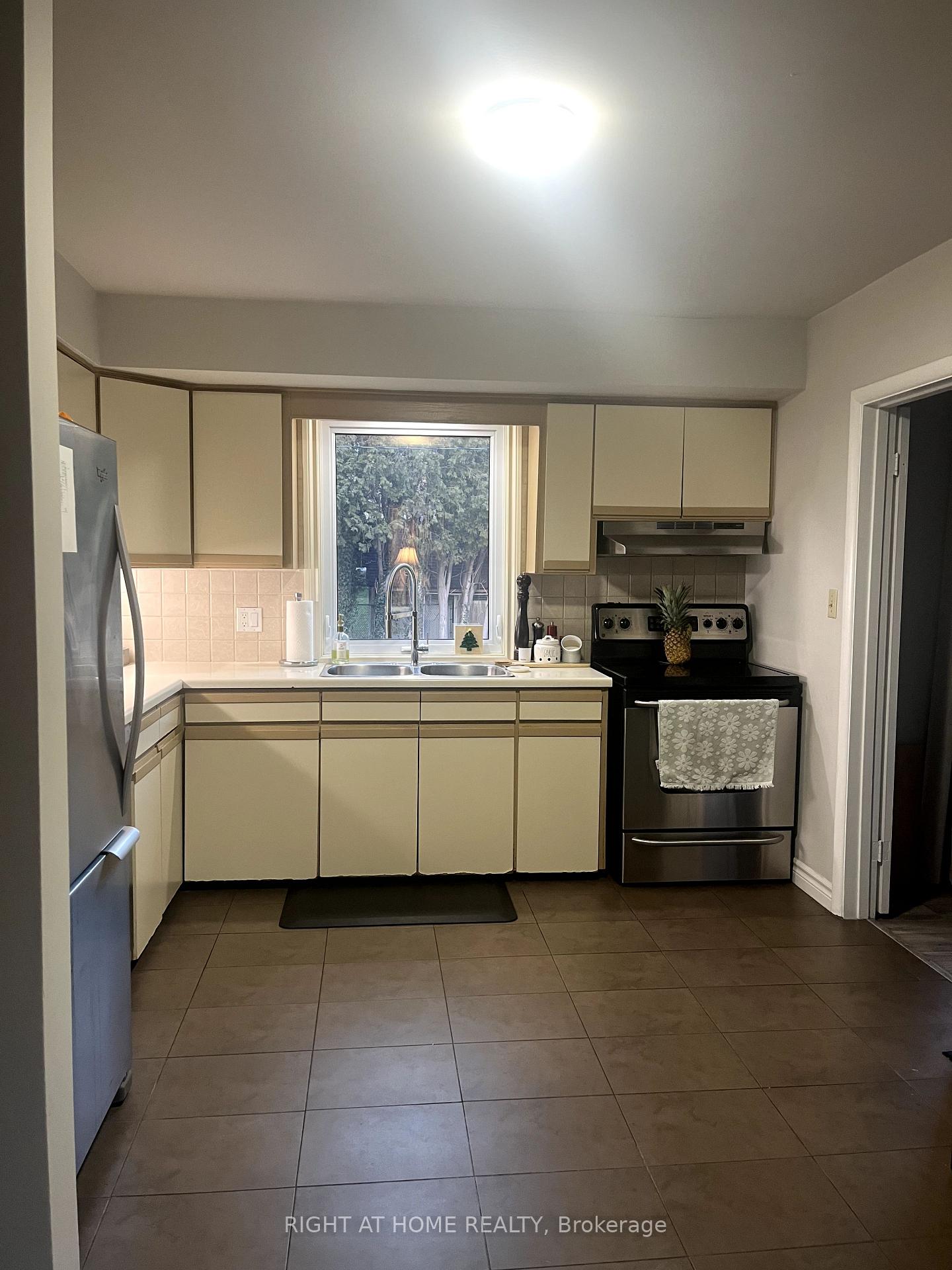 Photo 6 of 253 Strathcona Drive, Burlington, Shoreacres — HOMEH