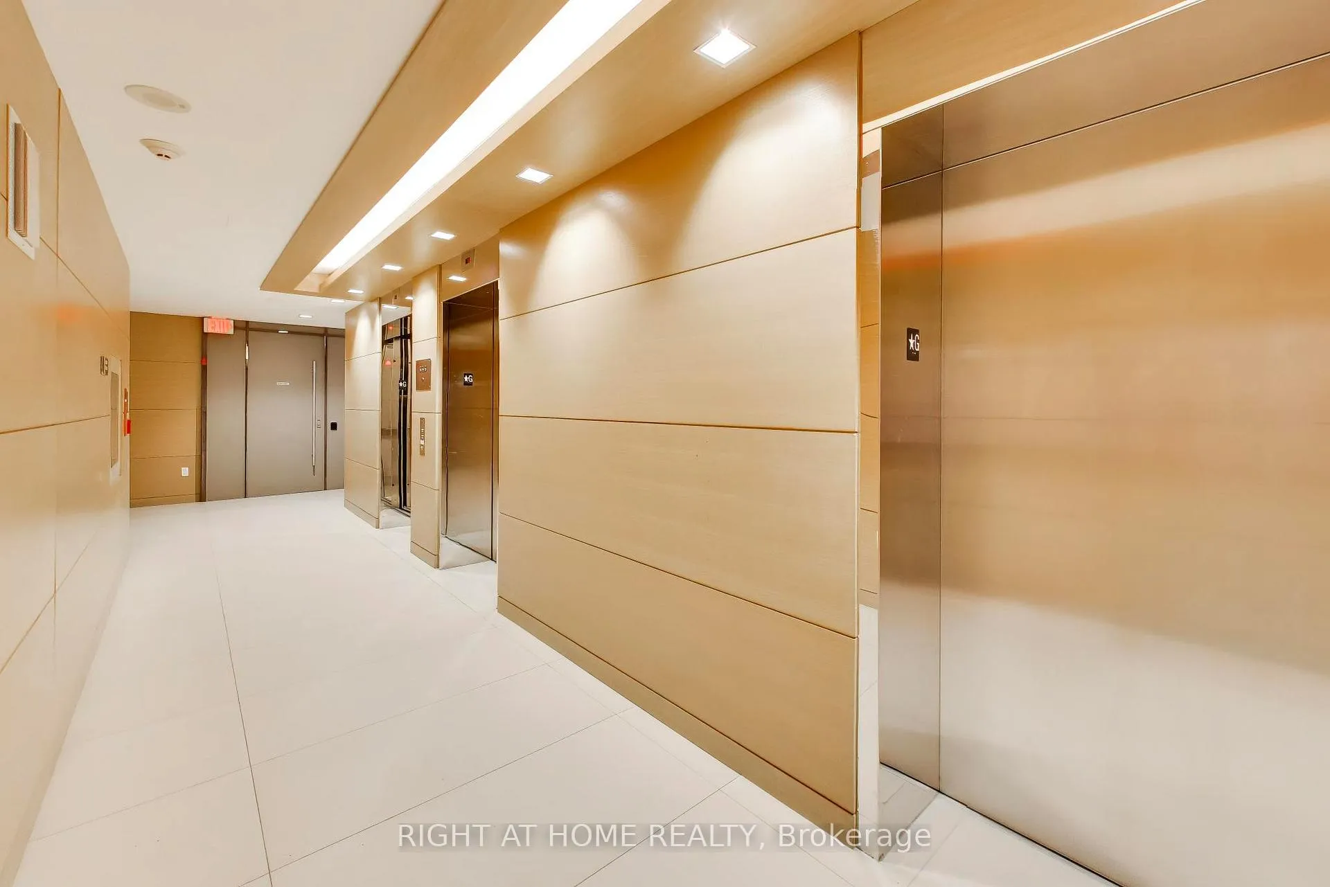 Photo 4 of Unit 918, 39 Queens Quay E, Toronto, Waterfront Communities — HOMEH