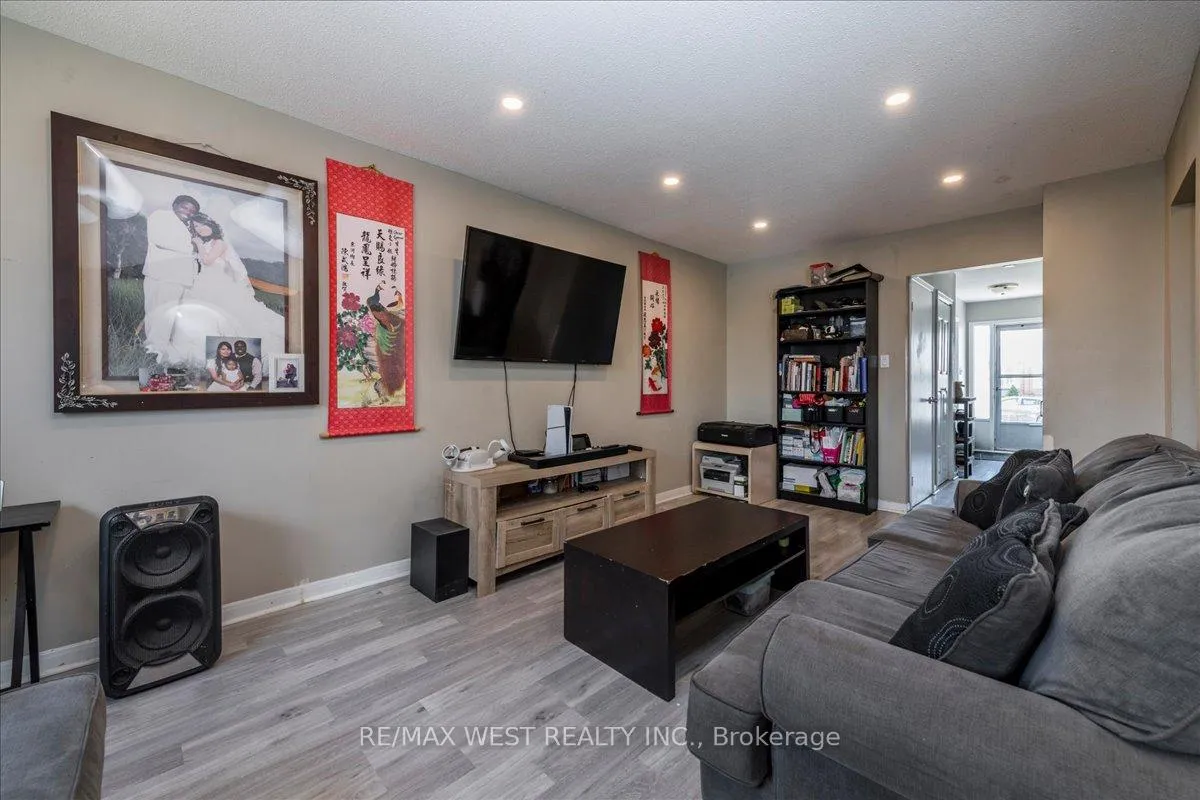 Photo 2 of 68 Chaucer Crescent, Barrie, Letitia Heights — HOMEH