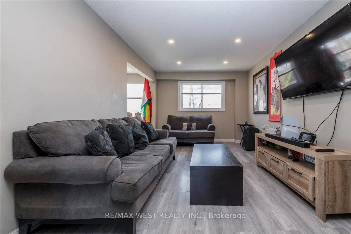 Photo 3 of 68 Chaucer Crescent, Barrie, Letitia Heights — HOMEH