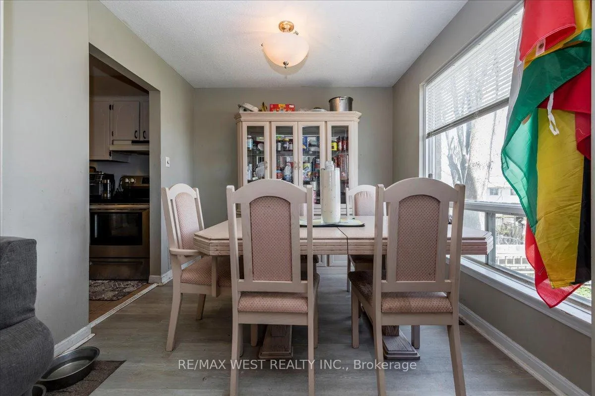 Photo 4 of 68 Chaucer Crescent, Barrie, Letitia Heights — HOMEH