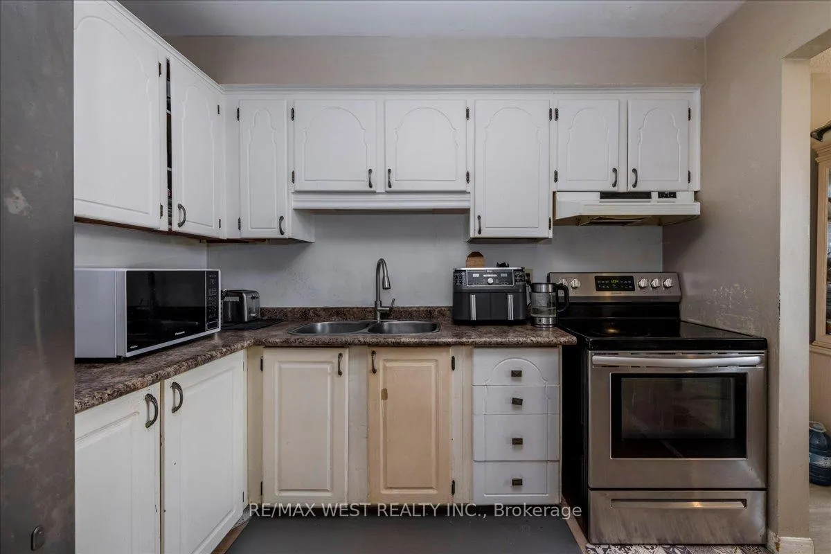 Photo 5 of 68 Chaucer Crescent, Barrie, Letitia Heights — HOMEH