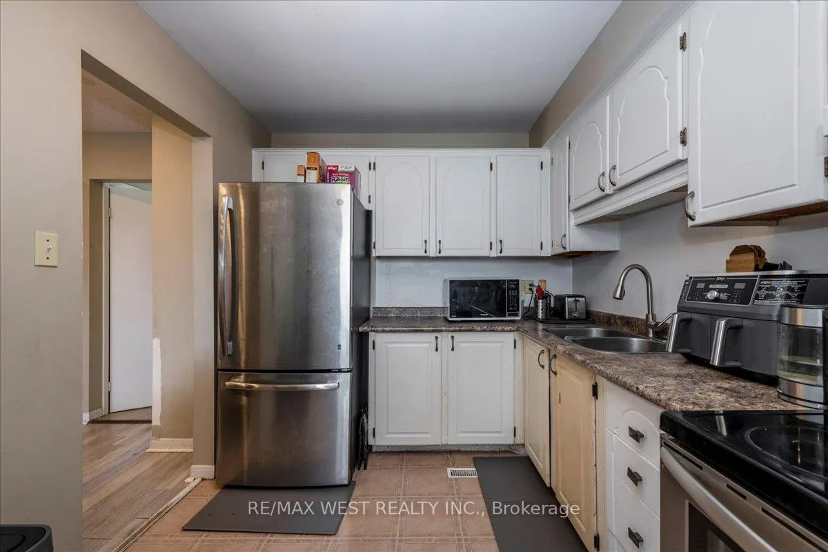 Photo 6 of 68 Chaucer Crescent, Barrie, Letitia Heights — HOMEH