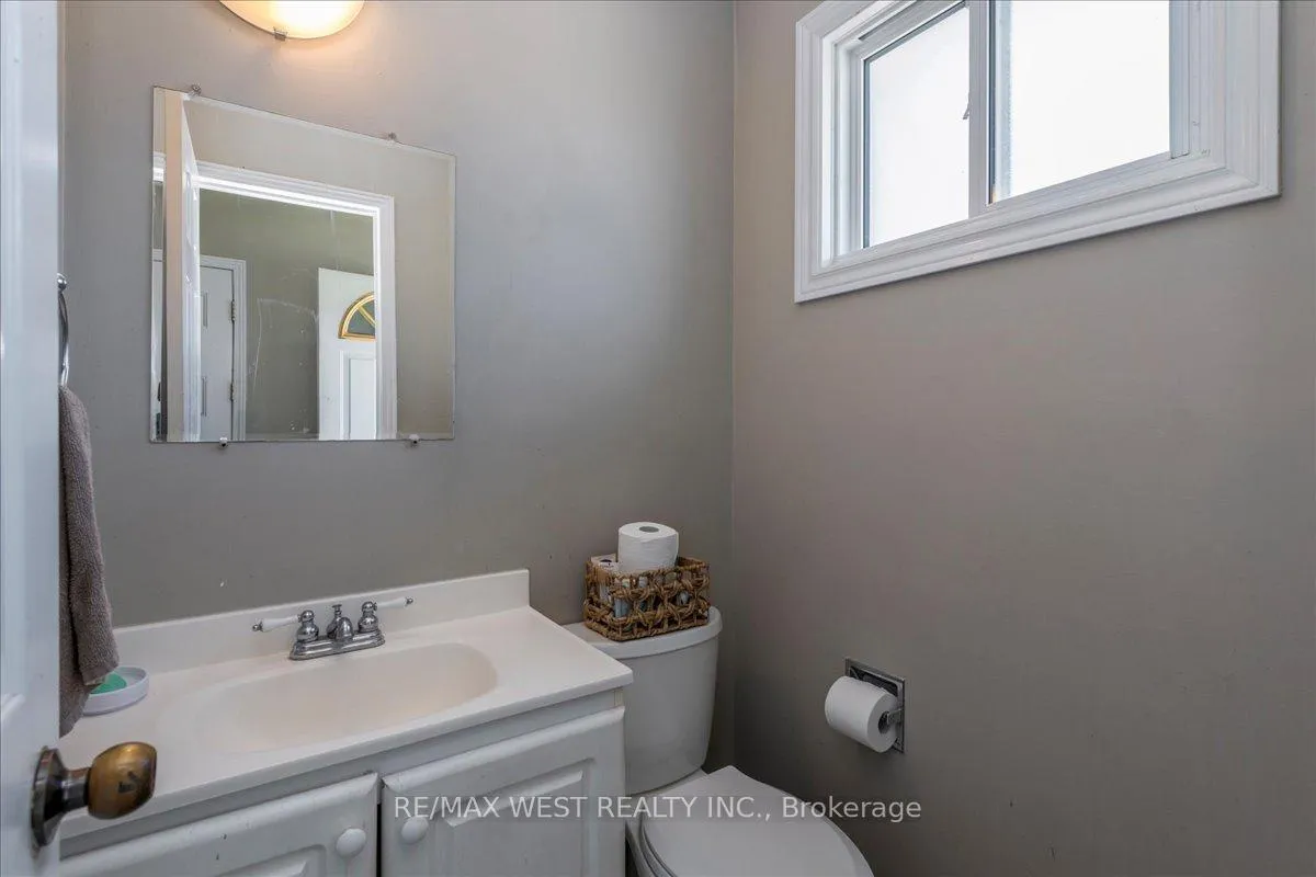 Photo 7 of 68 Chaucer Crescent, Barrie, Letitia Heights — HOMEH