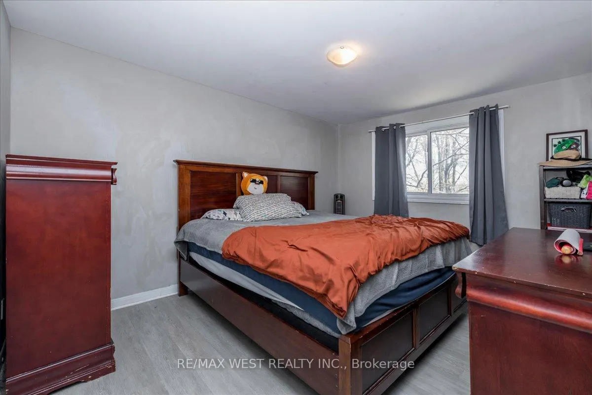 Photo 8 of 68 Chaucer Crescent, Barrie, Letitia Heights — HOMEH