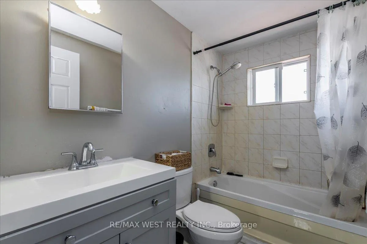 Photo 9 of 68 Chaucer Crescent, Barrie, Letitia Heights — HOMEH