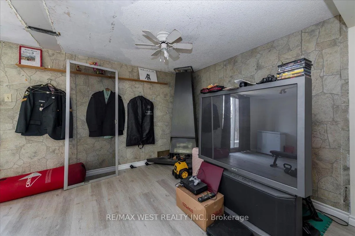 Photo 12 of 68 Chaucer Crescent, Barrie, Letitia Heights — HOMEH
