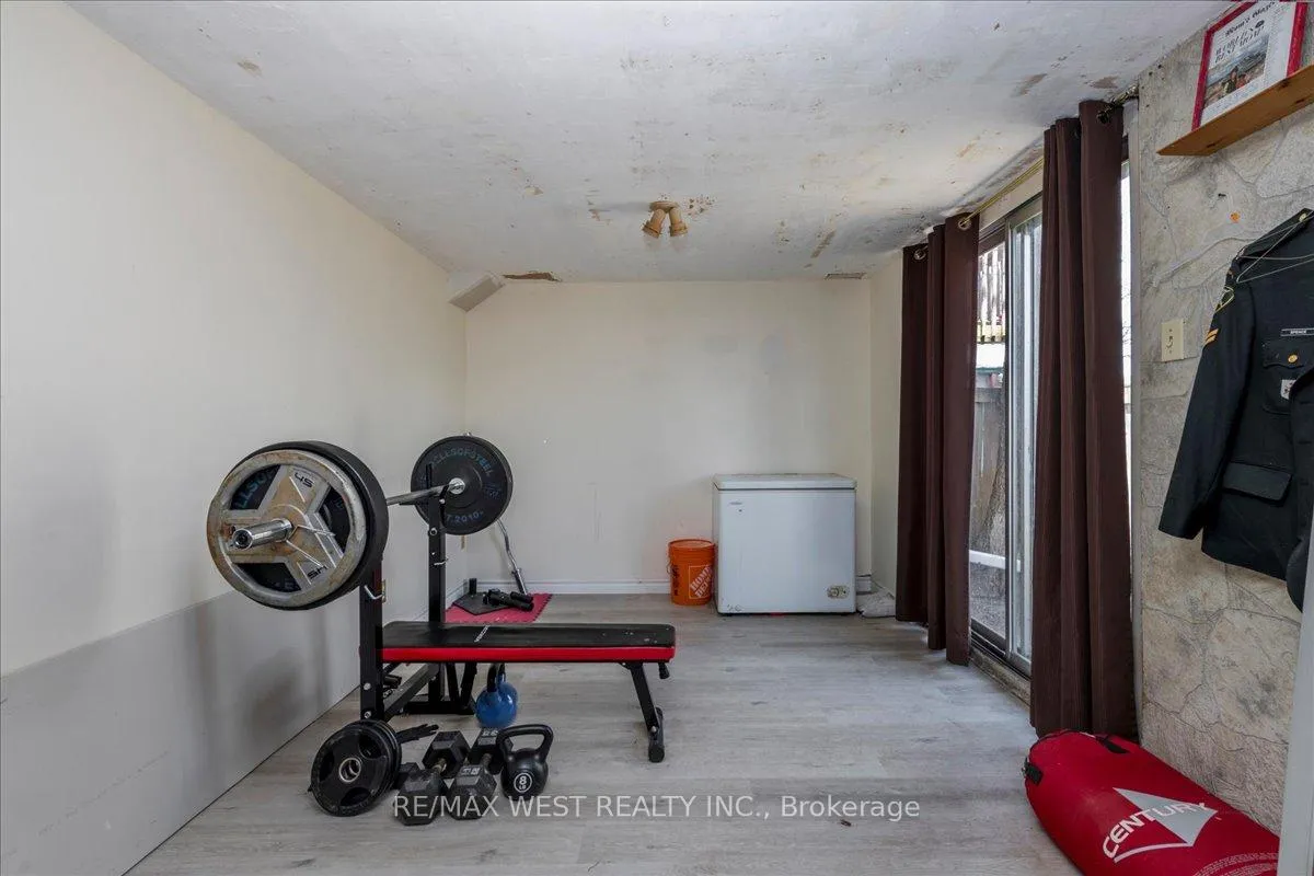 Photo 14 of 68 Chaucer Crescent, Barrie, Letitia Heights — HOMEH