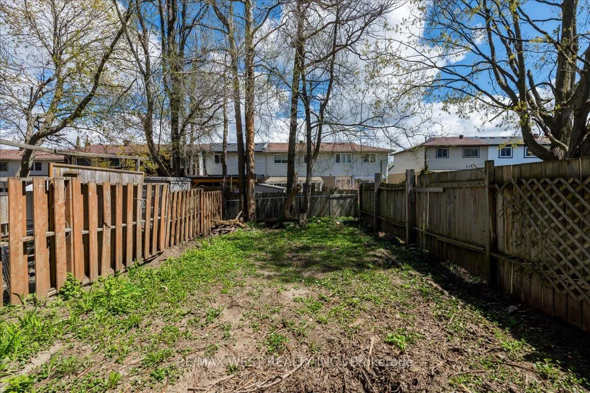 Photo 16 of 68 Chaucer Crescent, Barrie, Letitia Heights — HOMEH