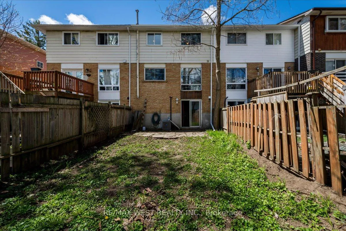 Photo 17 of 68 Chaucer Crescent, Barrie, Letitia Heights — HOMEH