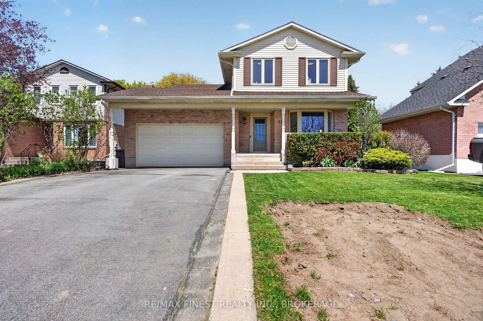 Front of 825 Somerset Crescent