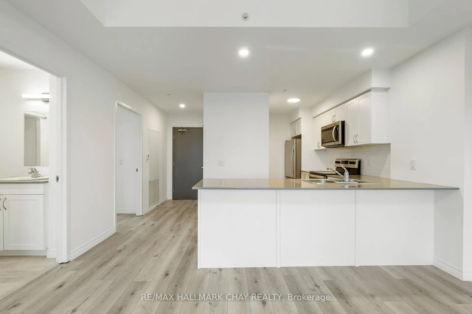 Photo 7 of Unit 411, 30 Hanmer Street W, Barrie, West Bayfield — HOMEH