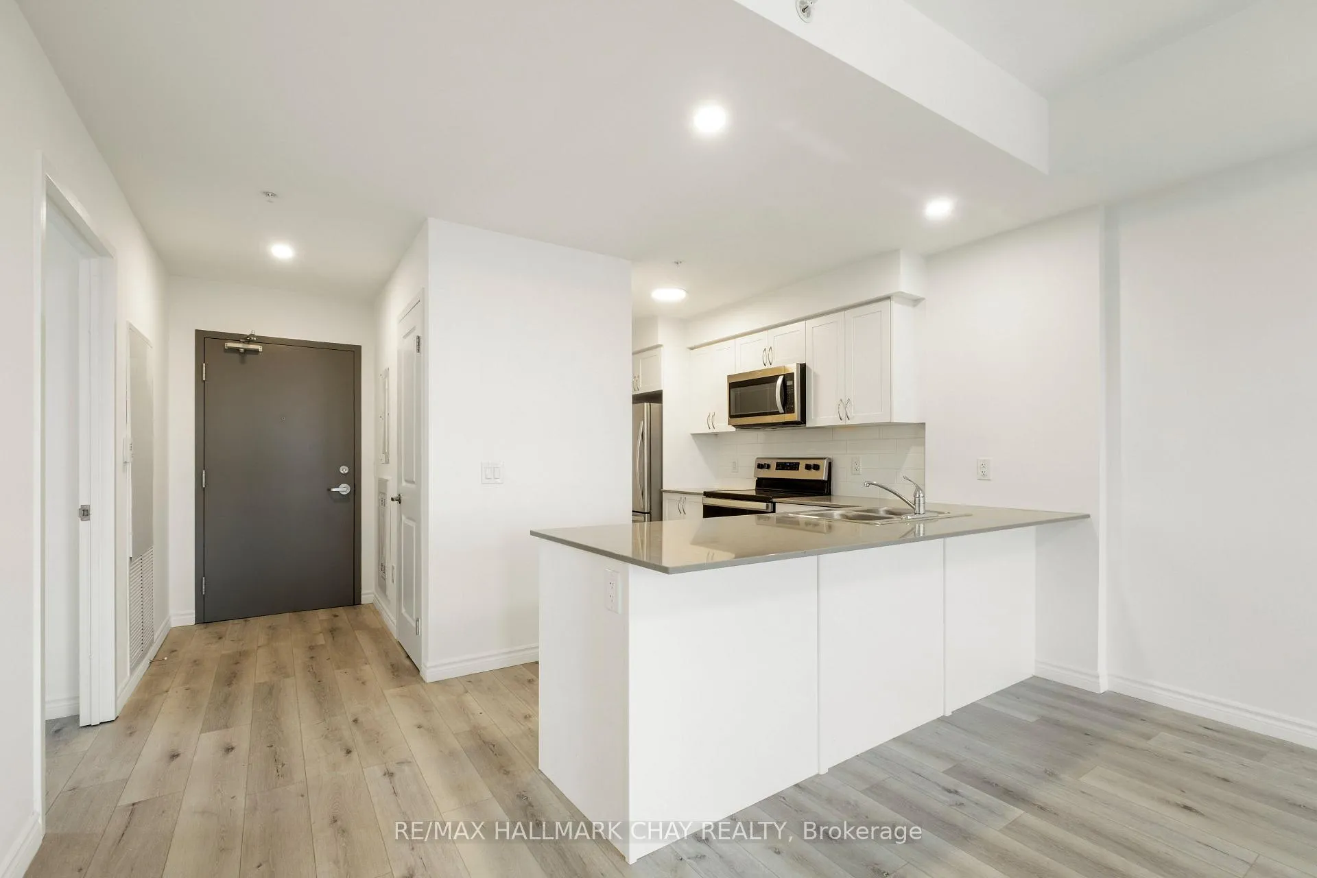 Photo 8 of Unit 411, 30 Hanmer Street W, Barrie, West Bayfield — HOMEH