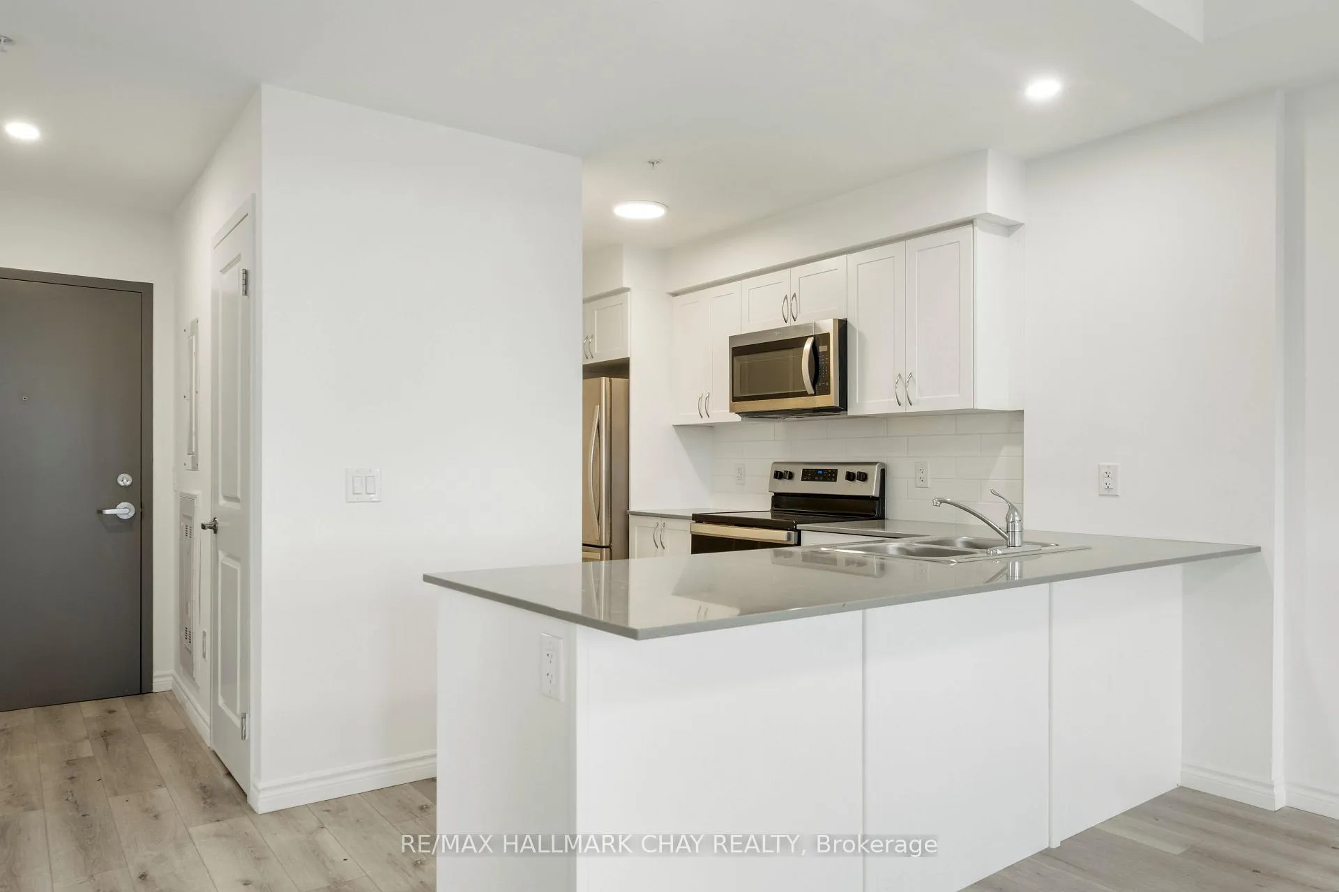 Photo 10 of Unit 411, 30 Hanmer Street W, Barrie, West Bayfield — HOMEH