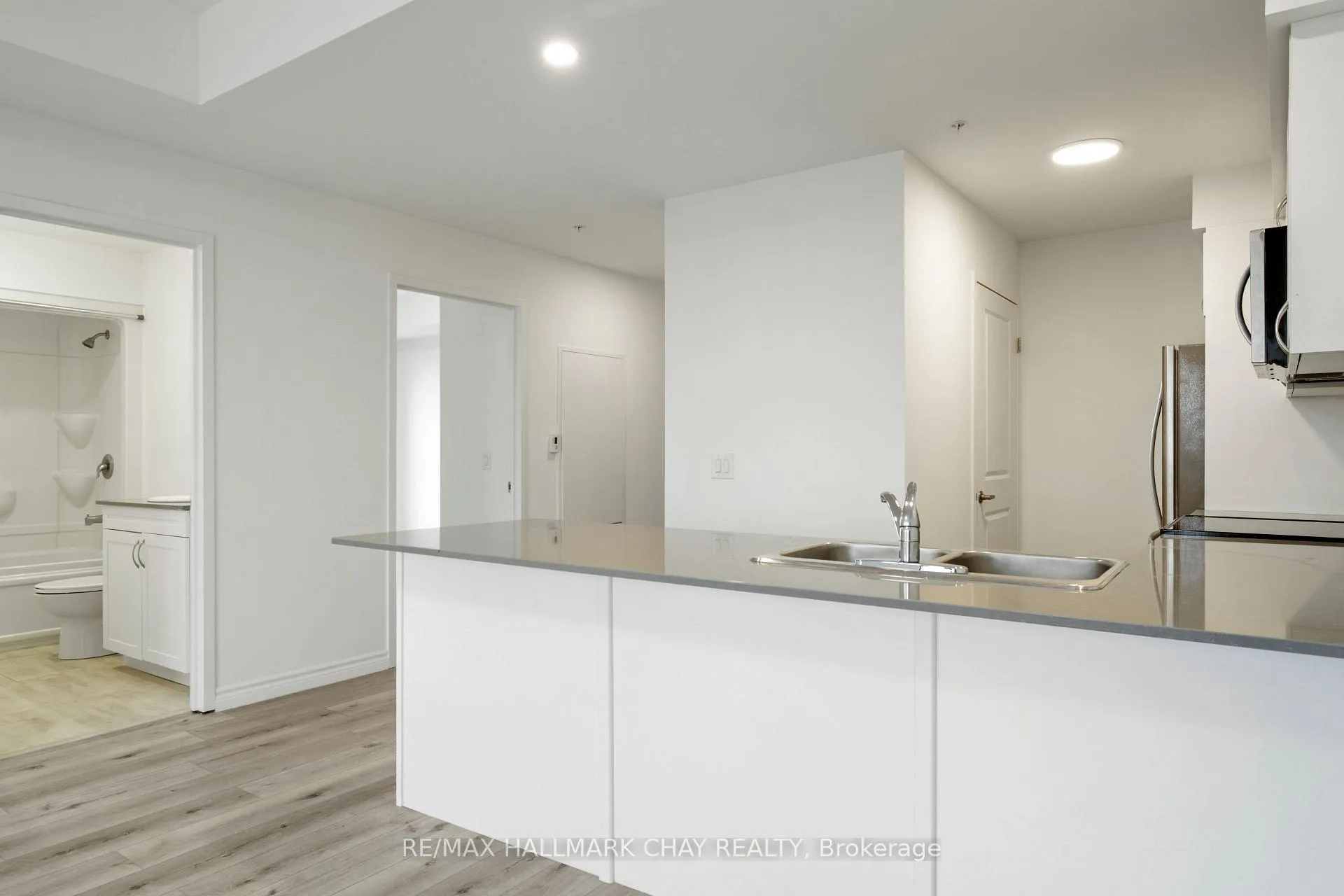 Photo 11 of Unit 411, 30 Hanmer Street W, Barrie, West Bayfield — HOMEH