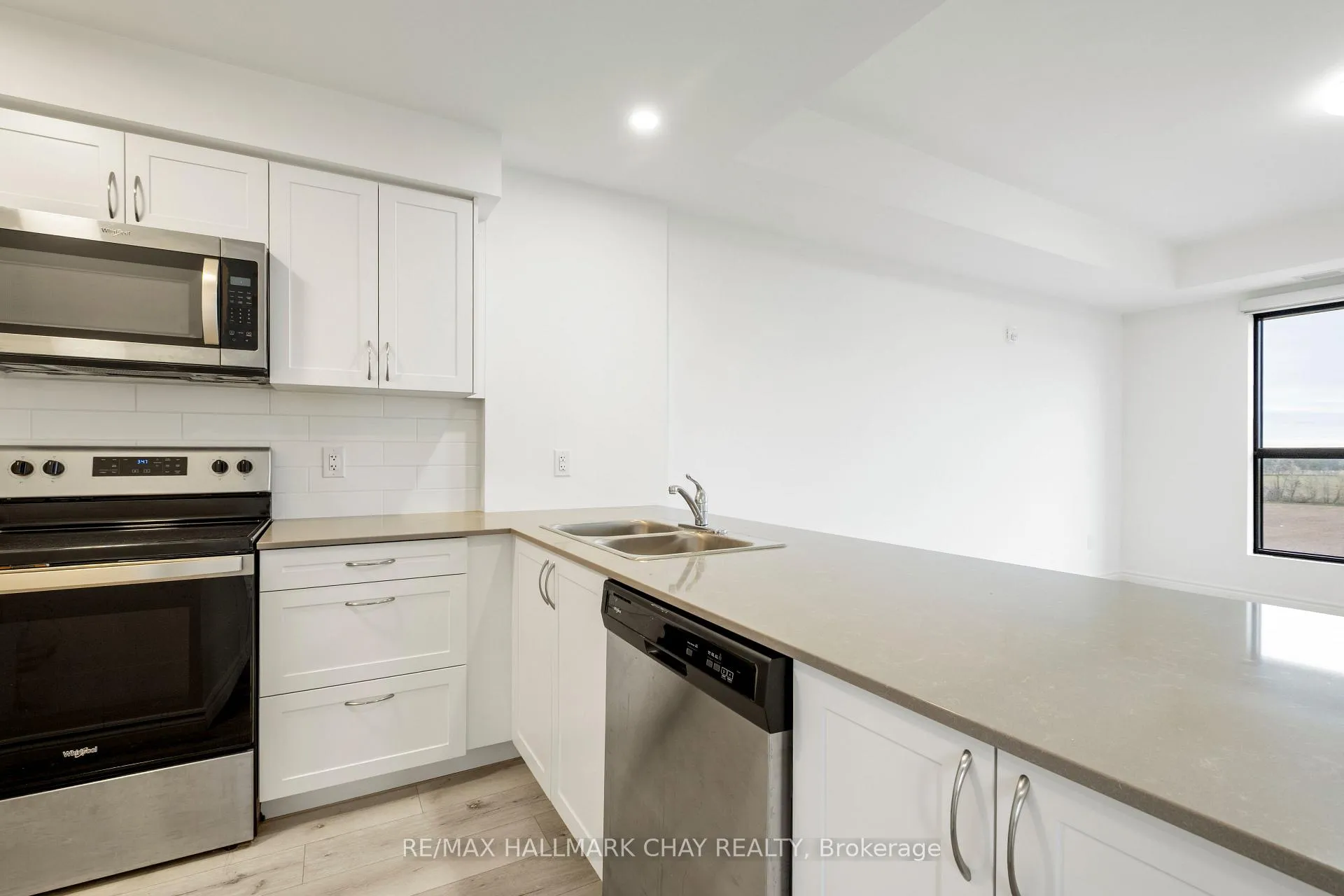 Photo 12 of Unit 411, 30 Hanmer Street W, Barrie, West Bayfield — HOMEH
