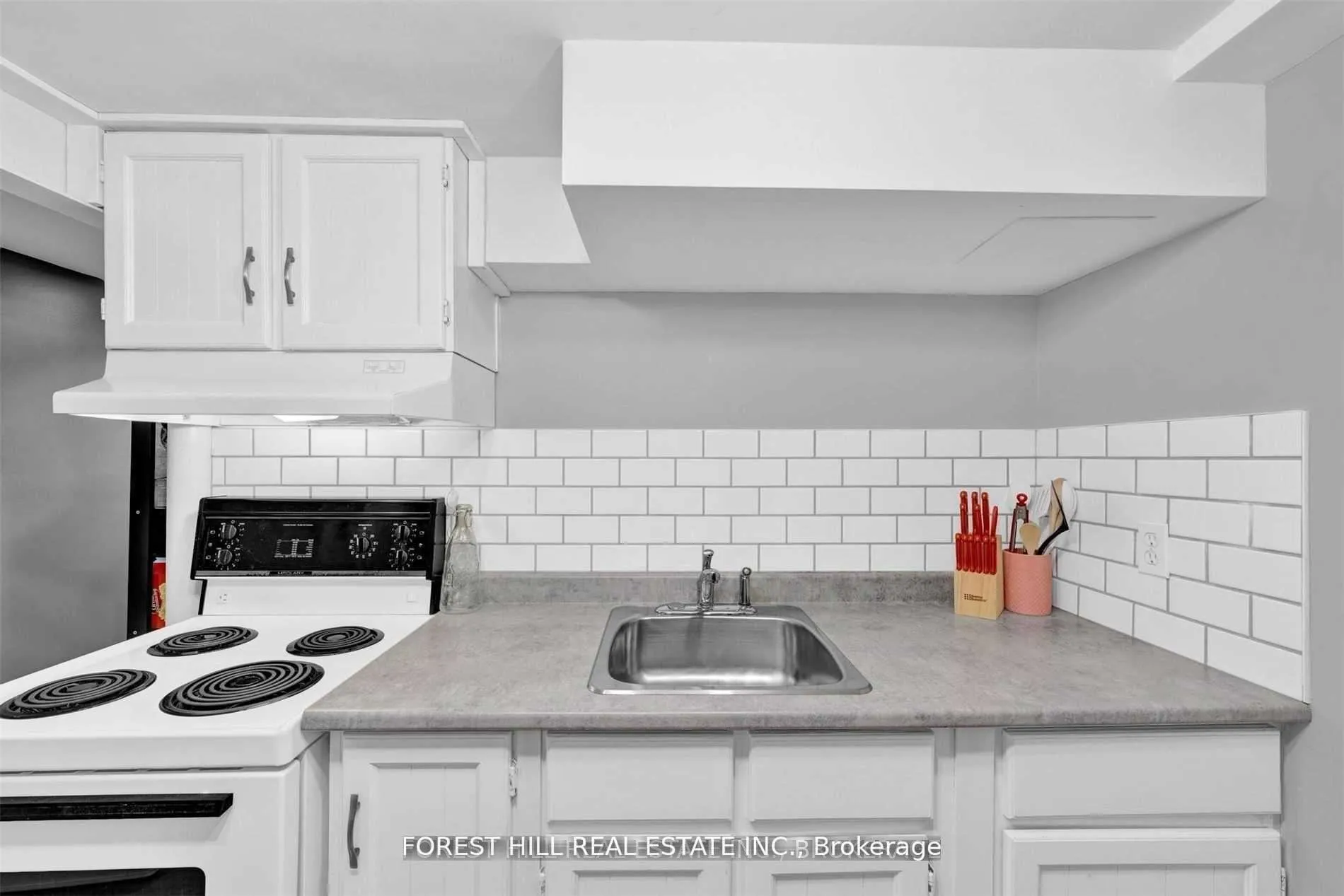 Photo 12 of Unit Lower, 996 Bayview Avenue, Toronto, Leaside — HOMEH
