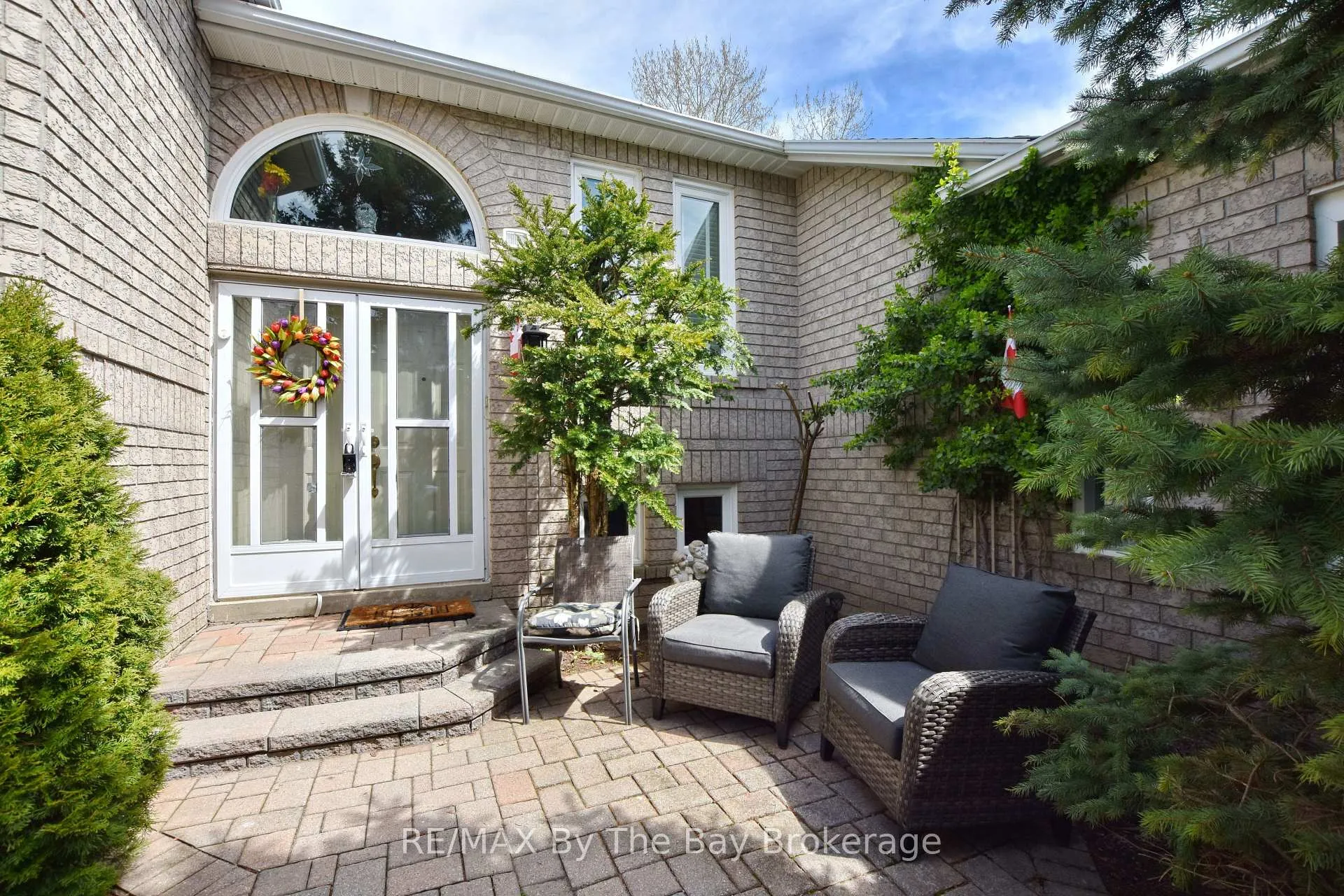Photo 2 of 17 Acorn Crescent, Wasaga Beach — HOMEH