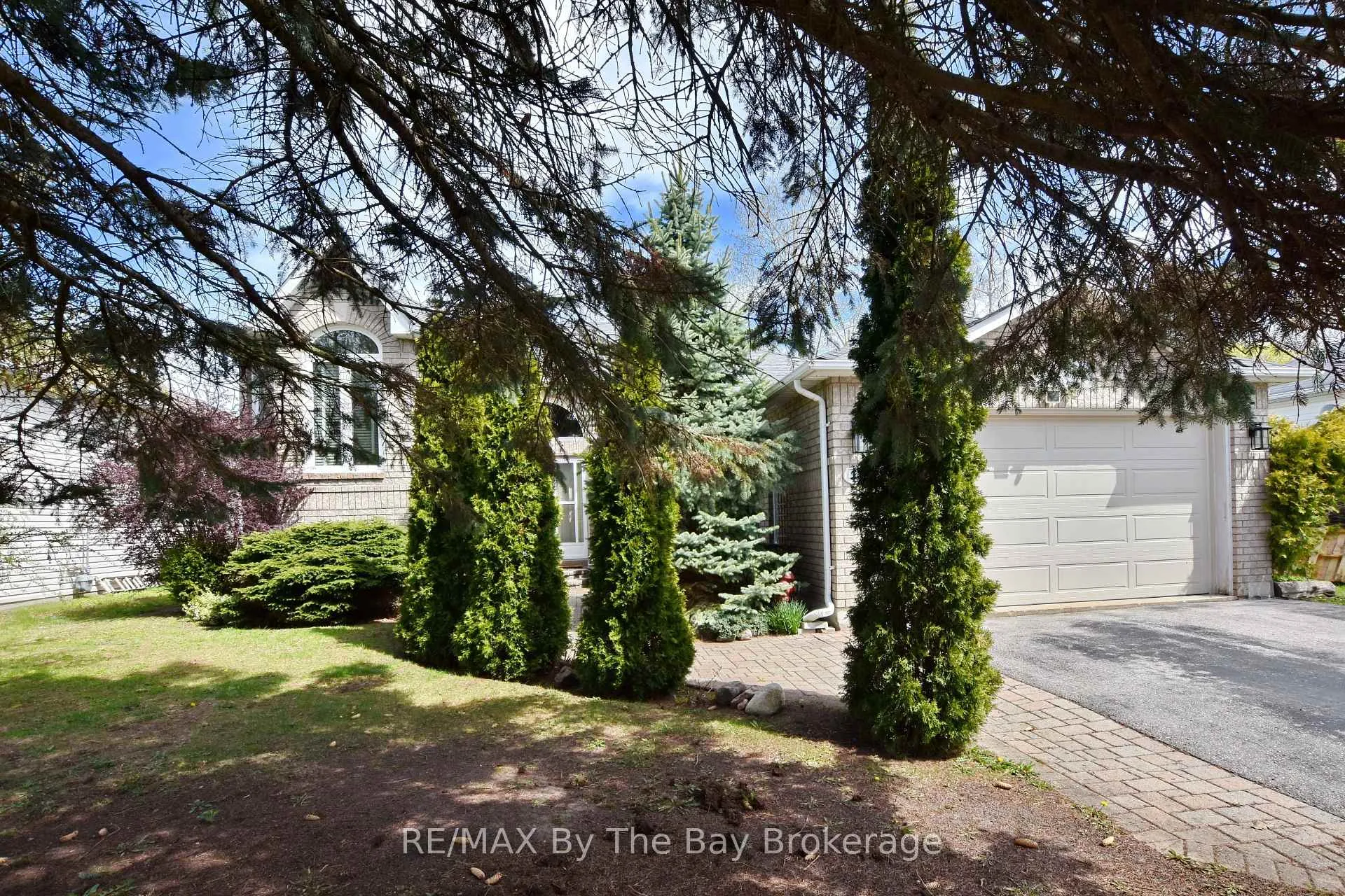 Photo 4 of 17 Acorn Crescent, Wasaga Beach — HOMEH
