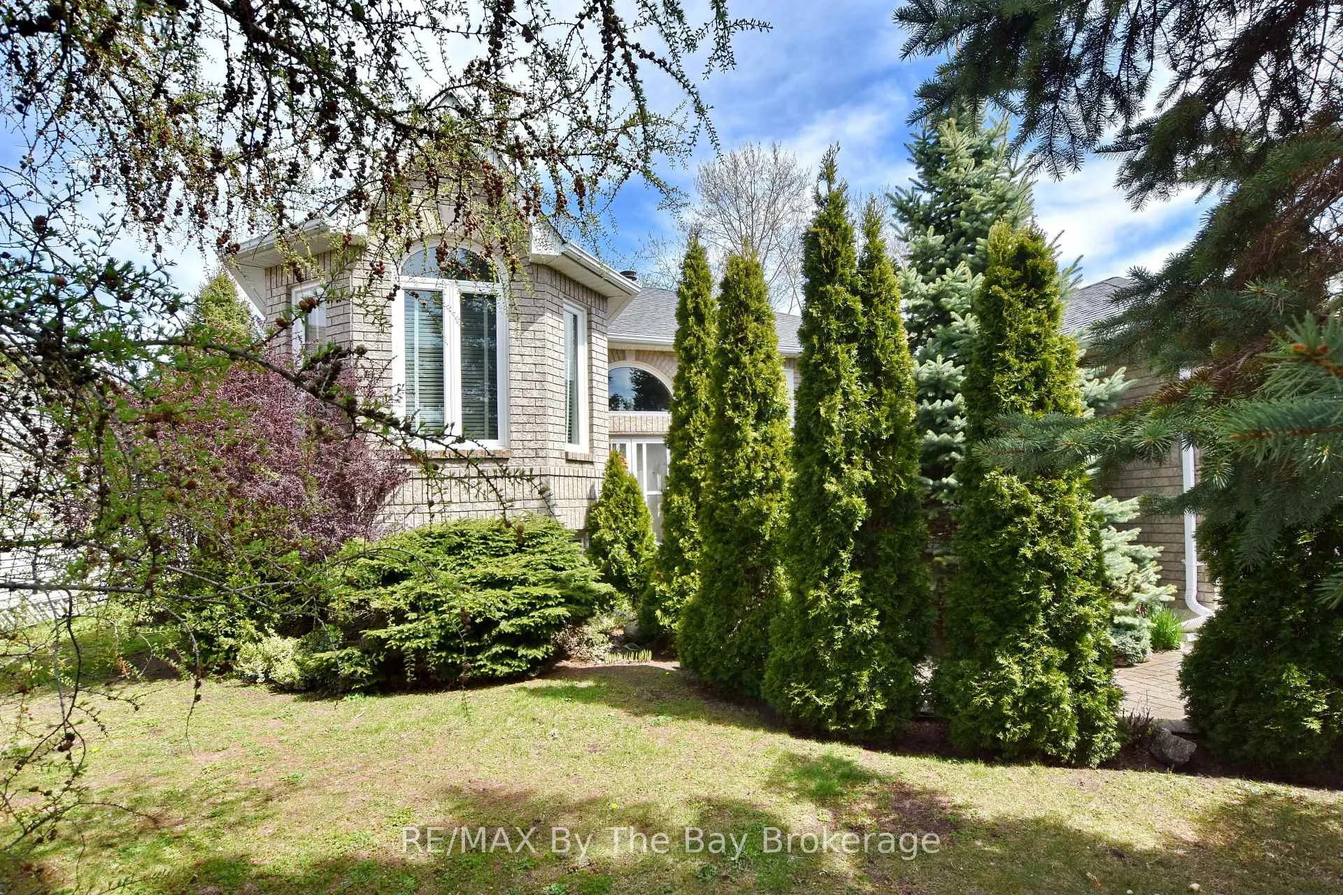 Photo 5 of 17 Acorn Crescent, Wasaga Beach — HOMEH