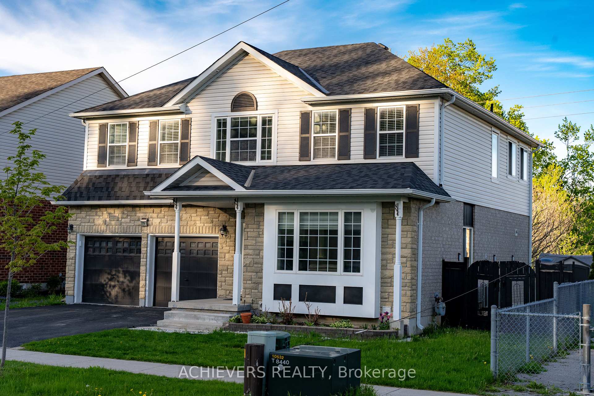 Photo 2 of 19 Thrushwood Drive, Barrie, 400 West — HOMEH