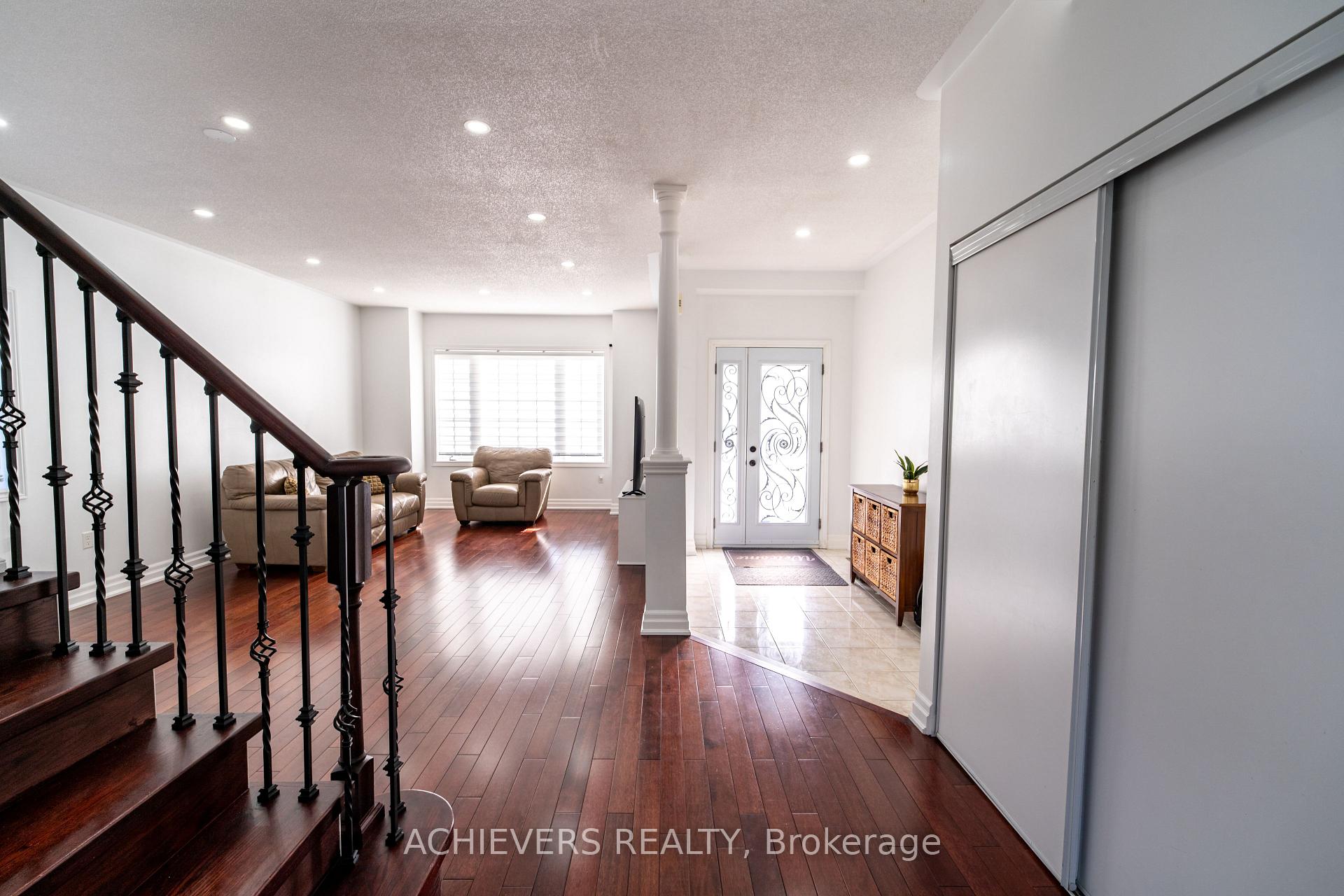 Photo 7 of 19 Thrushwood Drive, Barrie, 400 West — HOMEH