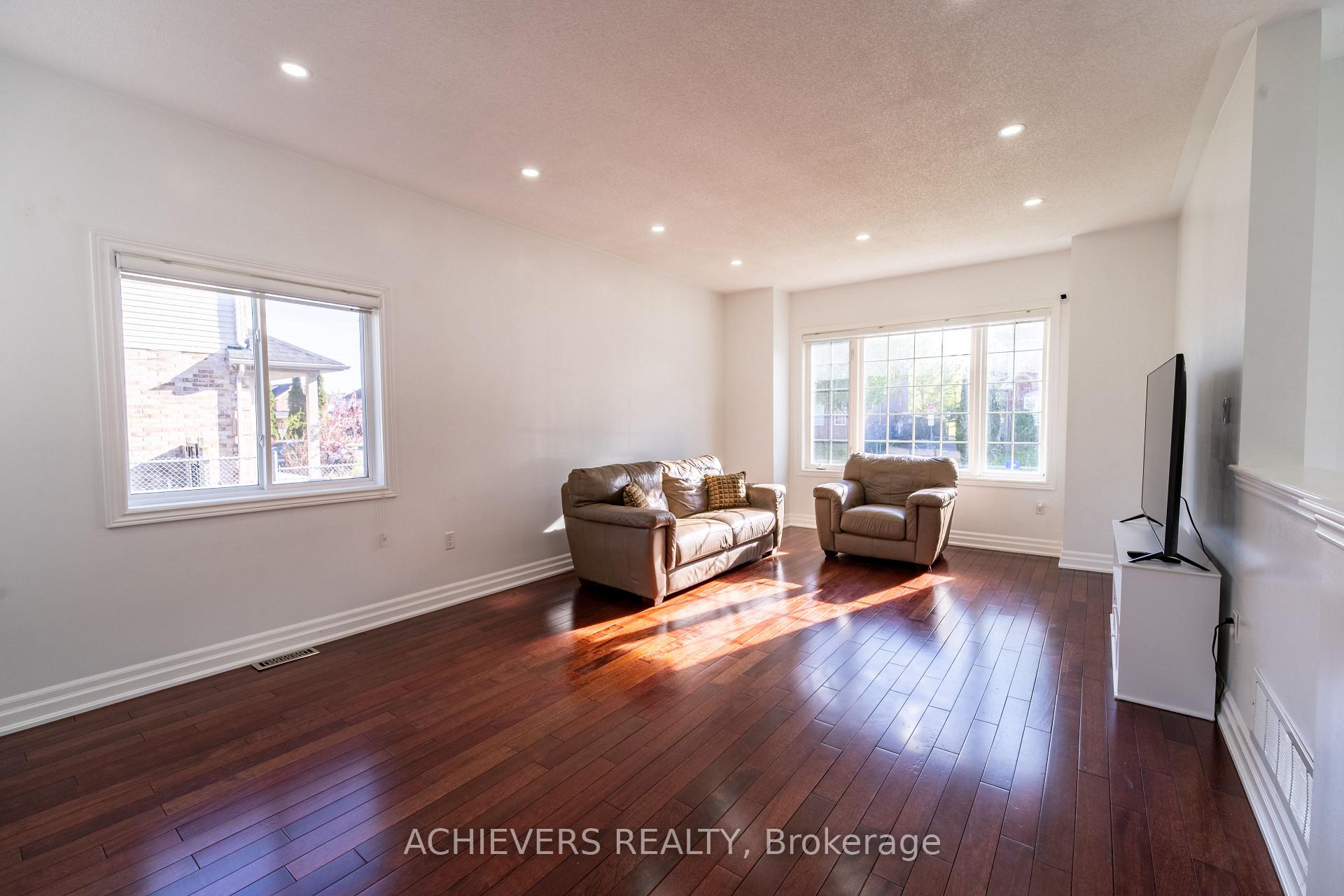 Photo 9 of 19 Thrushwood Drive, Barrie, 400 West — HOMEH