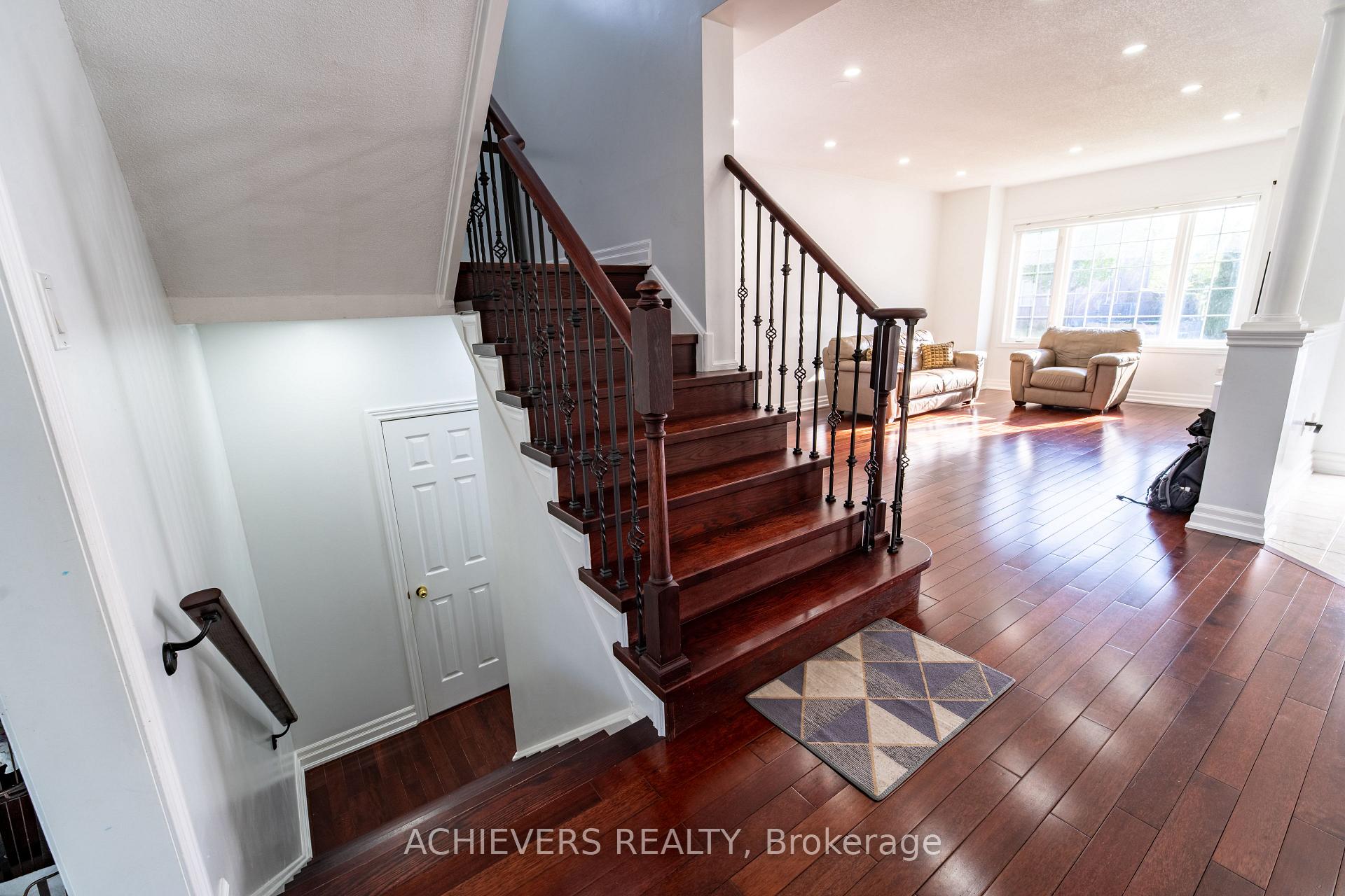 Photo 10 of 19 Thrushwood Drive, Barrie, 400 West — HOMEH