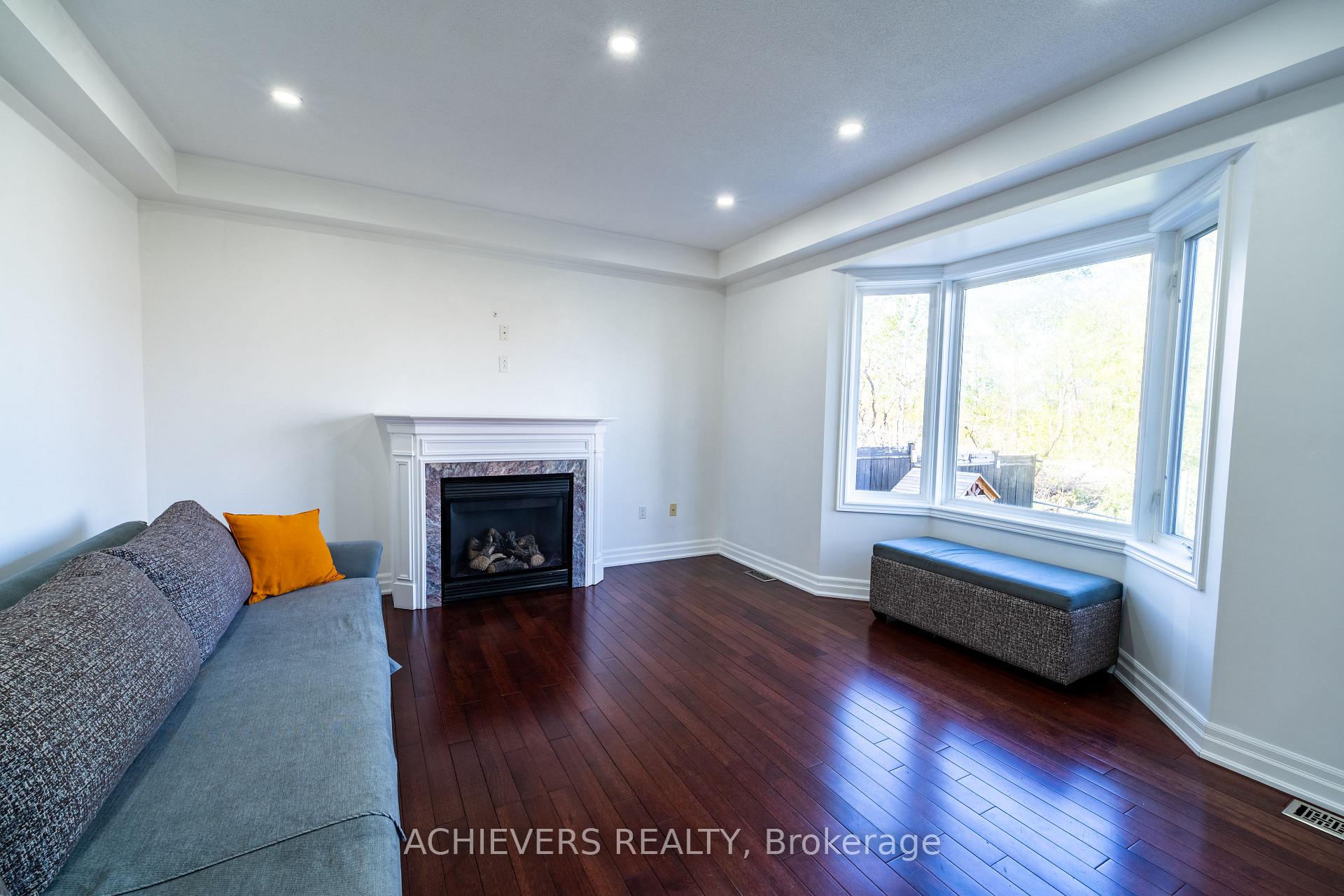 Photo 15 of 19 Thrushwood Drive, Barrie, 400 West — HOMEH
