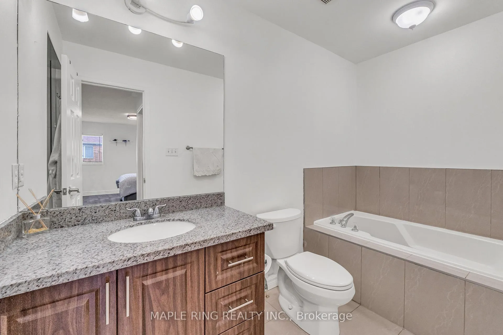 Photo 18 of 36 Laurelhurst Crescent, Vaughan, Vellore Village — HOMEH