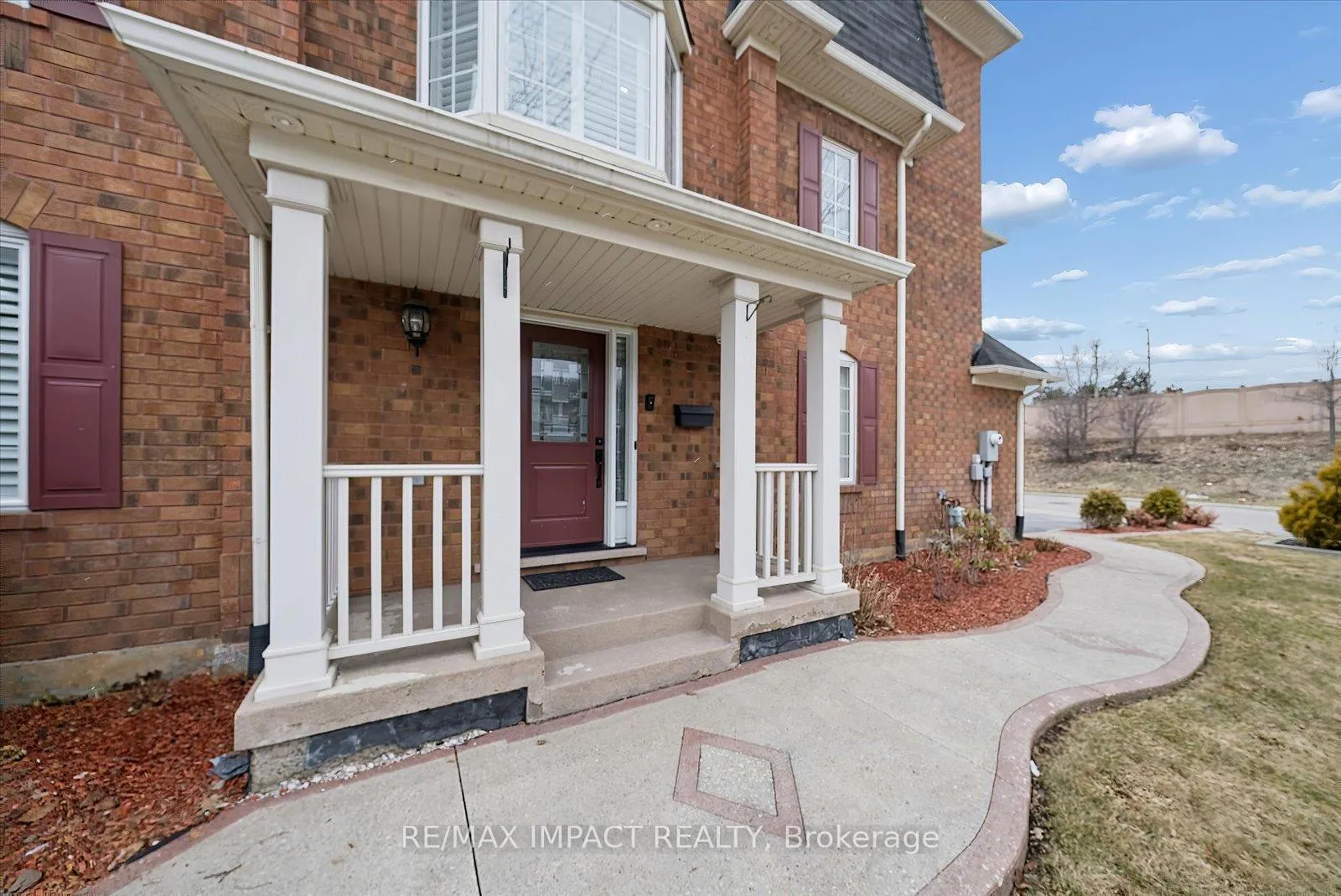 Photo 4 of 21 Decker Hollow Circle, Brampton, Credit Valley — HOMEH