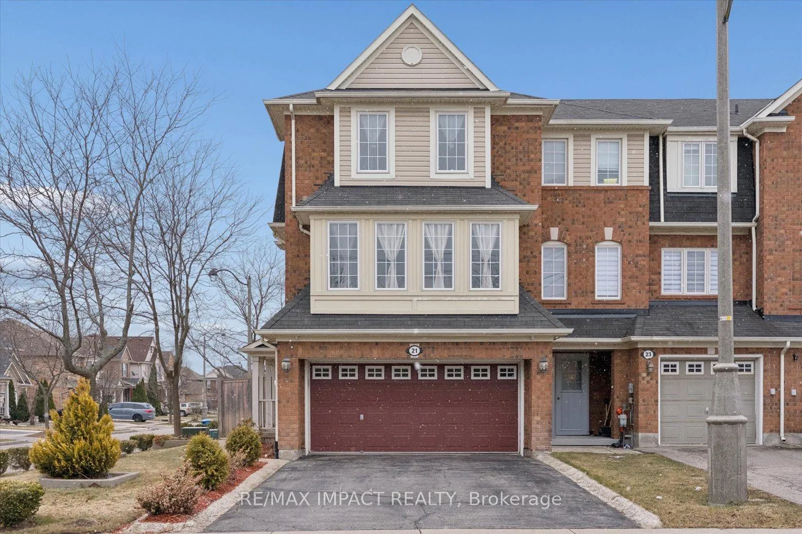 Photo 5 of 21 Decker Hollow Circle, Brampton, Credit Valley — HOMEH