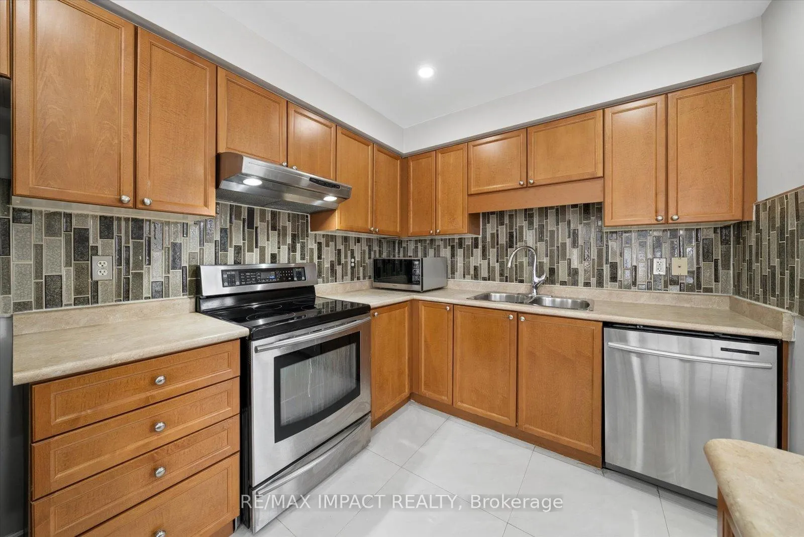 Photo 12 of 21 Decker Hollow Circle, Brampton, Credit Valley — HOMEH