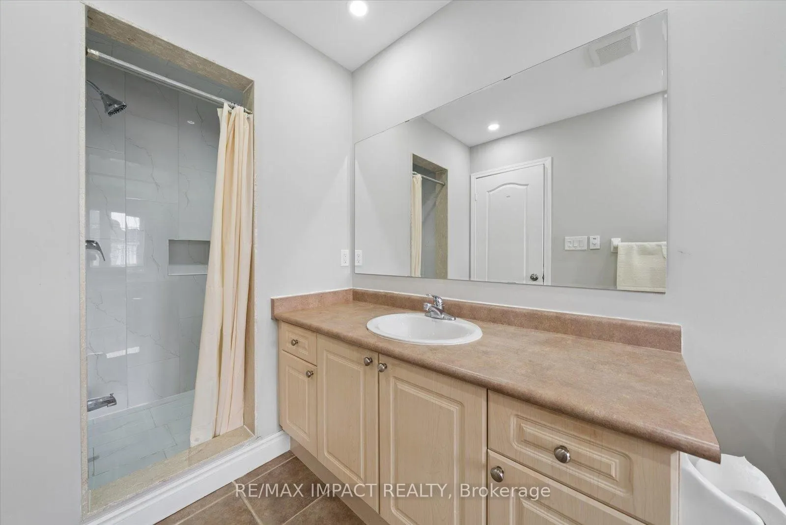 Photo 18 of 21 Decker Hollow Circle, Brampton, Credit Valley — HOMEH