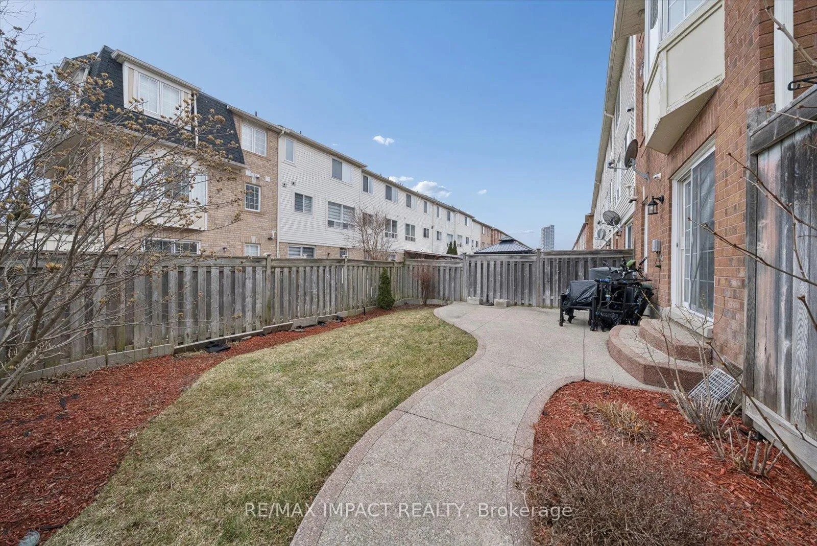 Photo 24 of 21 Decker Hollow Circle, Brampton, Credit Valley — HOMEH