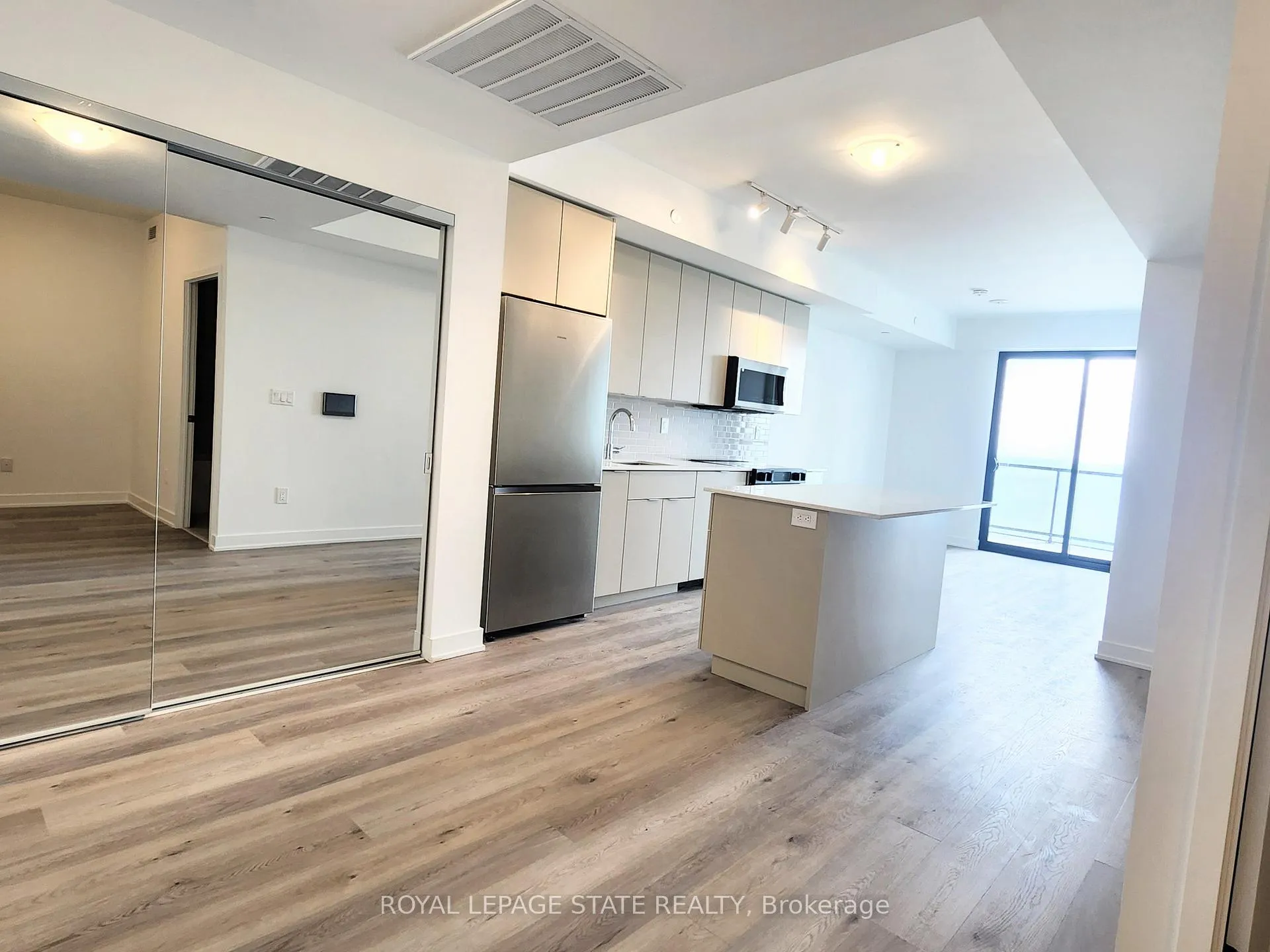 Photo 9 of Unit 1006, 2075 Lakeshore Road, Burlington, Brant — HOMEH