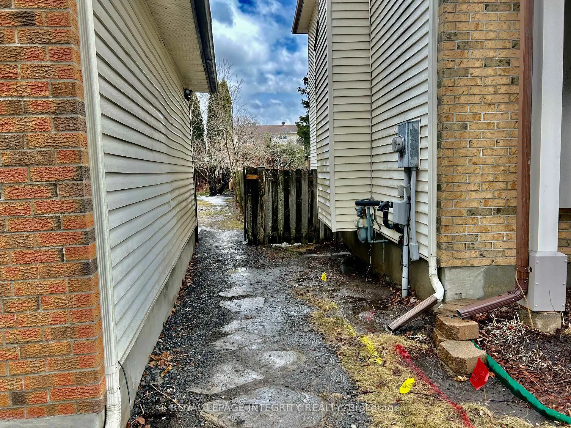 Photo 2 of Unit A, 1843 Prestwick Drive, Ottawa, Queenswood Heights South — HOMEH