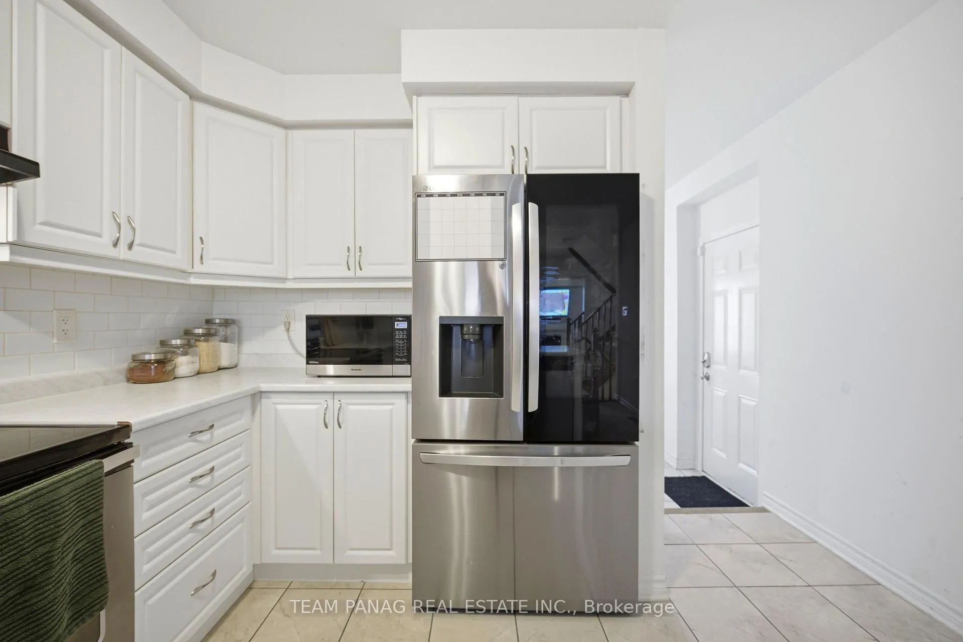Photo 13 of 10 Donlamont Circle, Brampton, Northwest Brampton — HOMEH