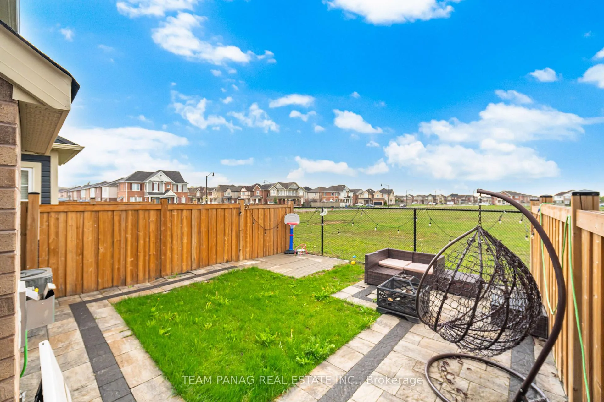 Photo 35 of 10 Donlamont Circle, Brampton, Northwest Brampton — HOMEH